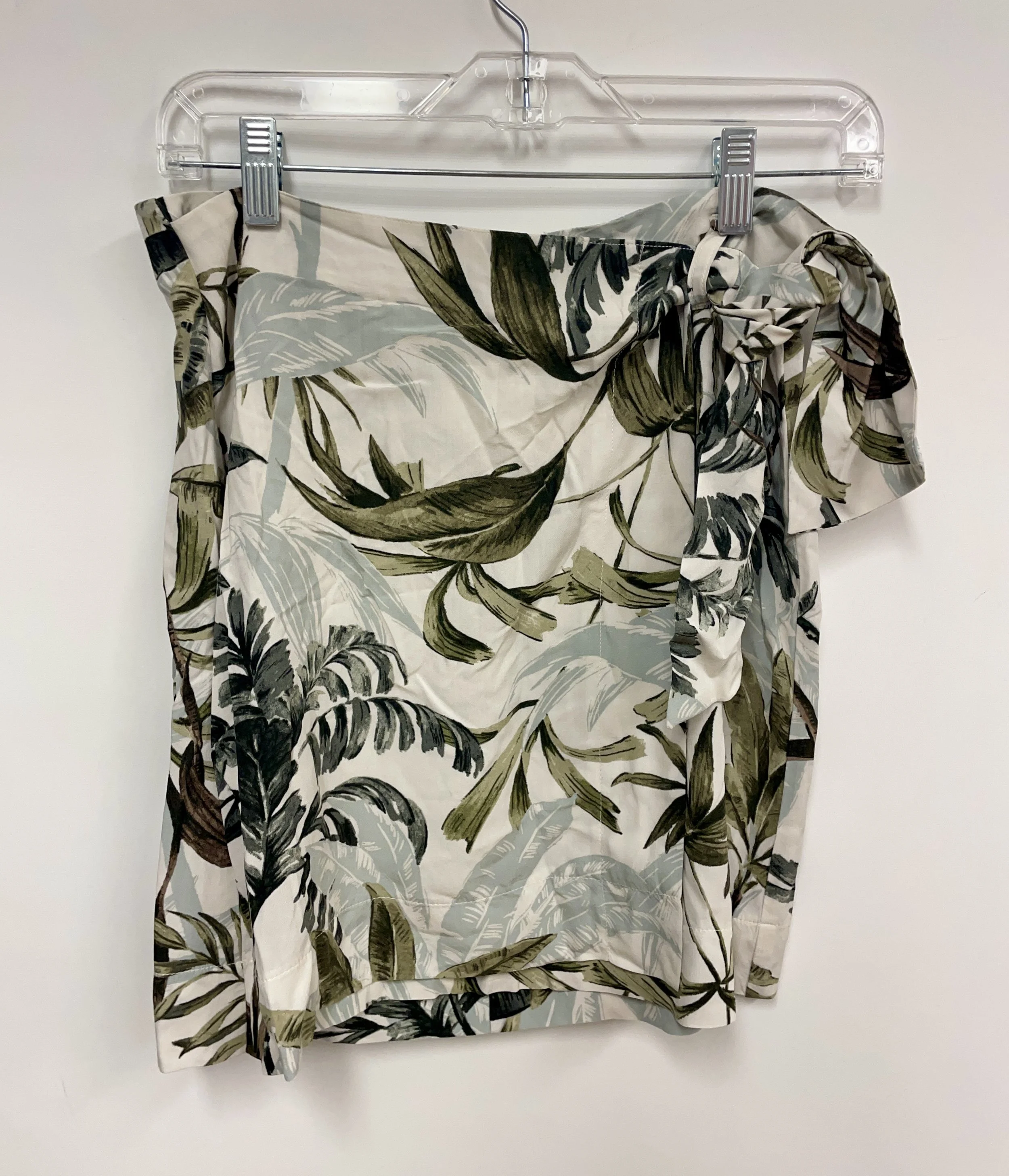 Jupe courte fleurie blanche et verte, REITMAINS, taille S.