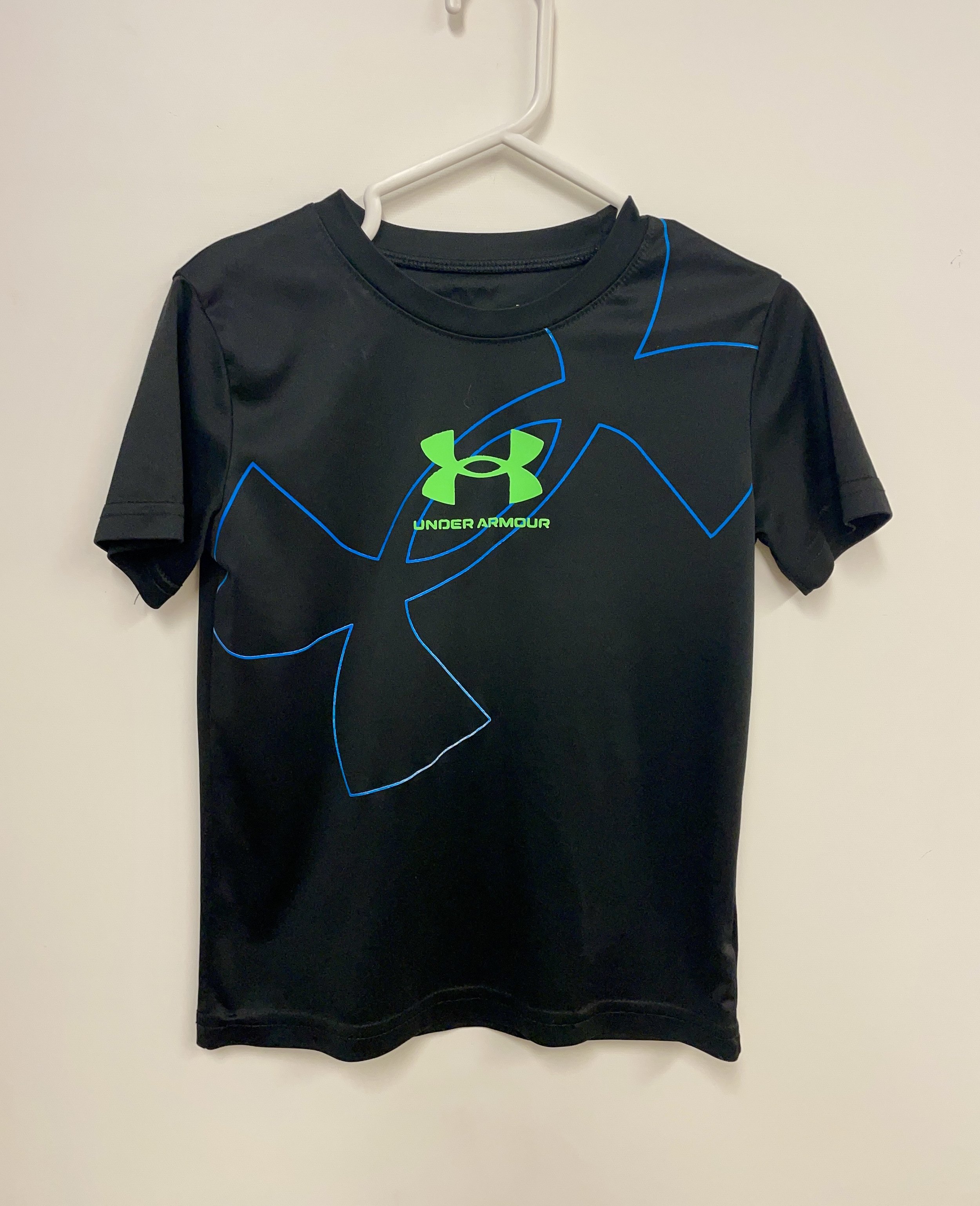 T-shirt noir, motifs bleus et verts, UNDER ARMOUR, 100% polyester, 5 ans.