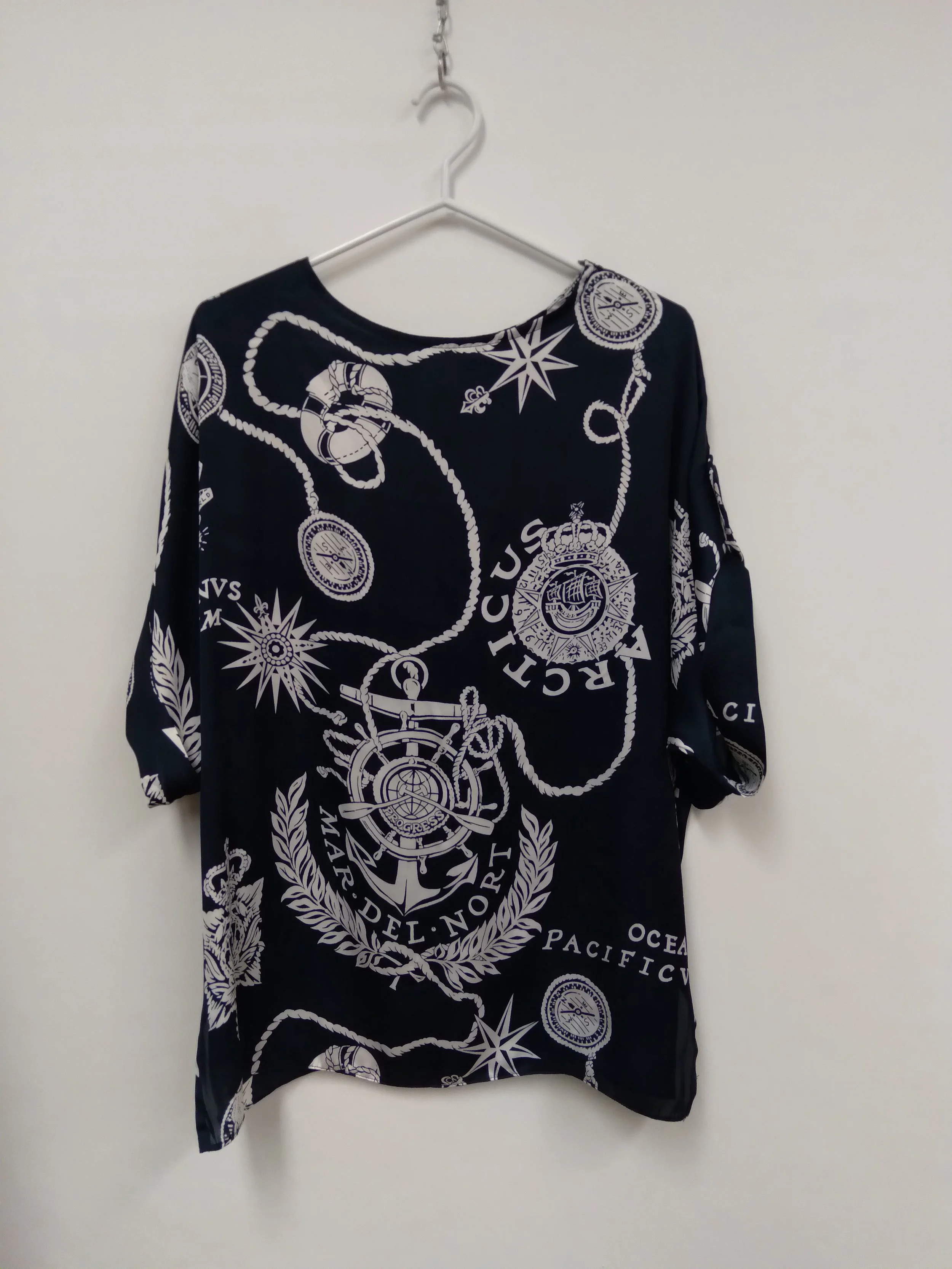 Tunique (Polyester imitation soie), noir avec motifs marins couleur crème, INVESTMENTS Petites, Taille 10