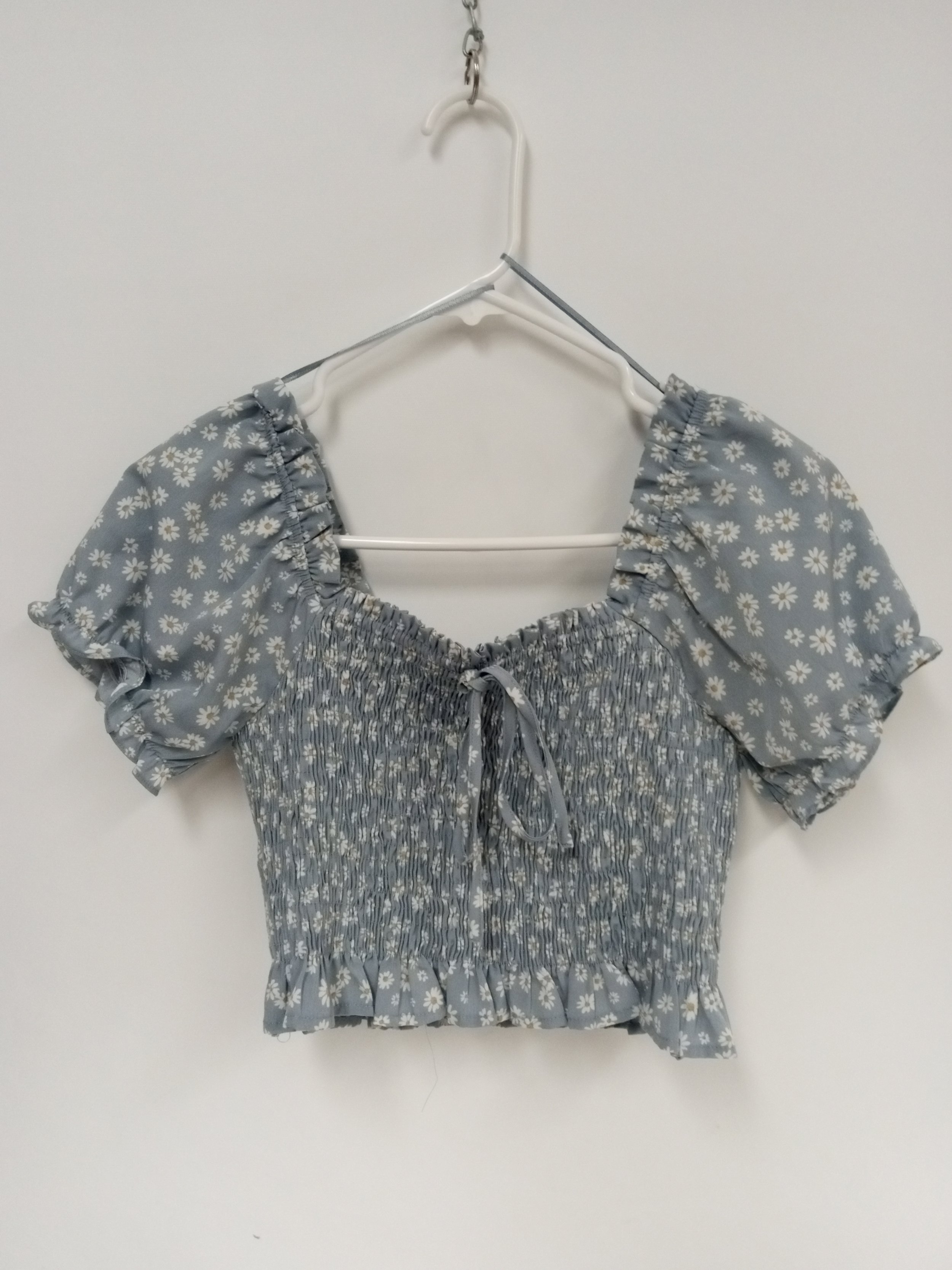 Haut court manches courtes, Motif fleurs blanches sur fond bleu acier, PAPER CRANE, S