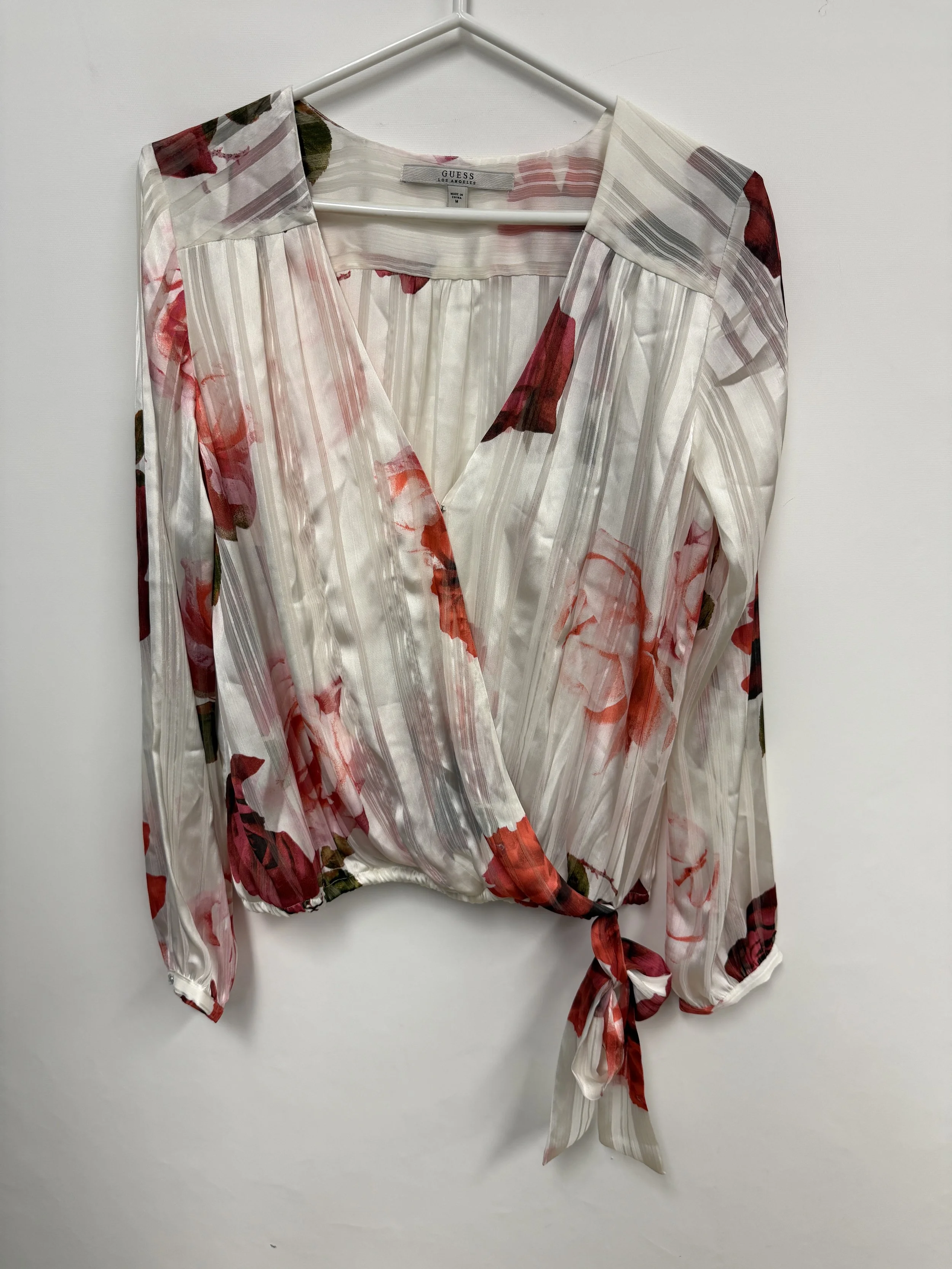 Chemisier cache-coeur, blanc et rouge, noué au bas, légèrement translucide, Guess, Medium