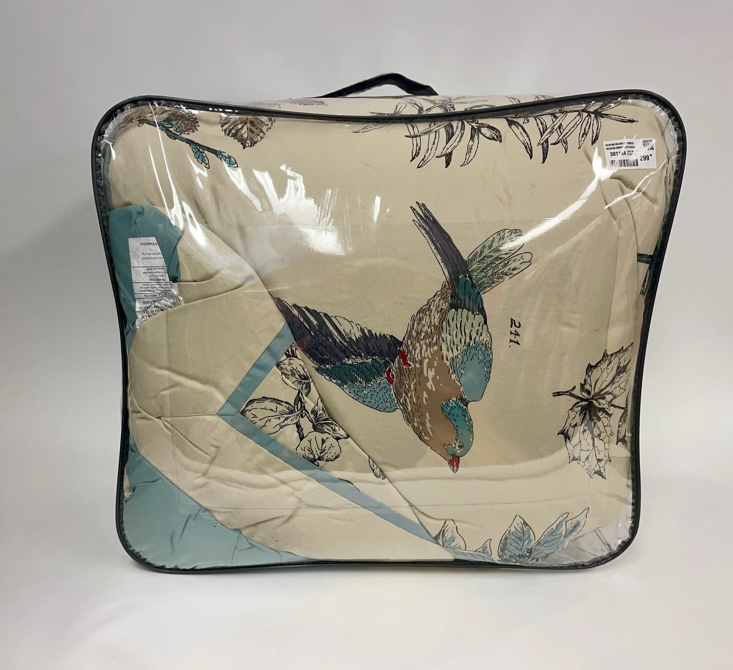 Ensemble édredon crèmne et bleu, VALENTINA, lit queen, valeur de 300$.