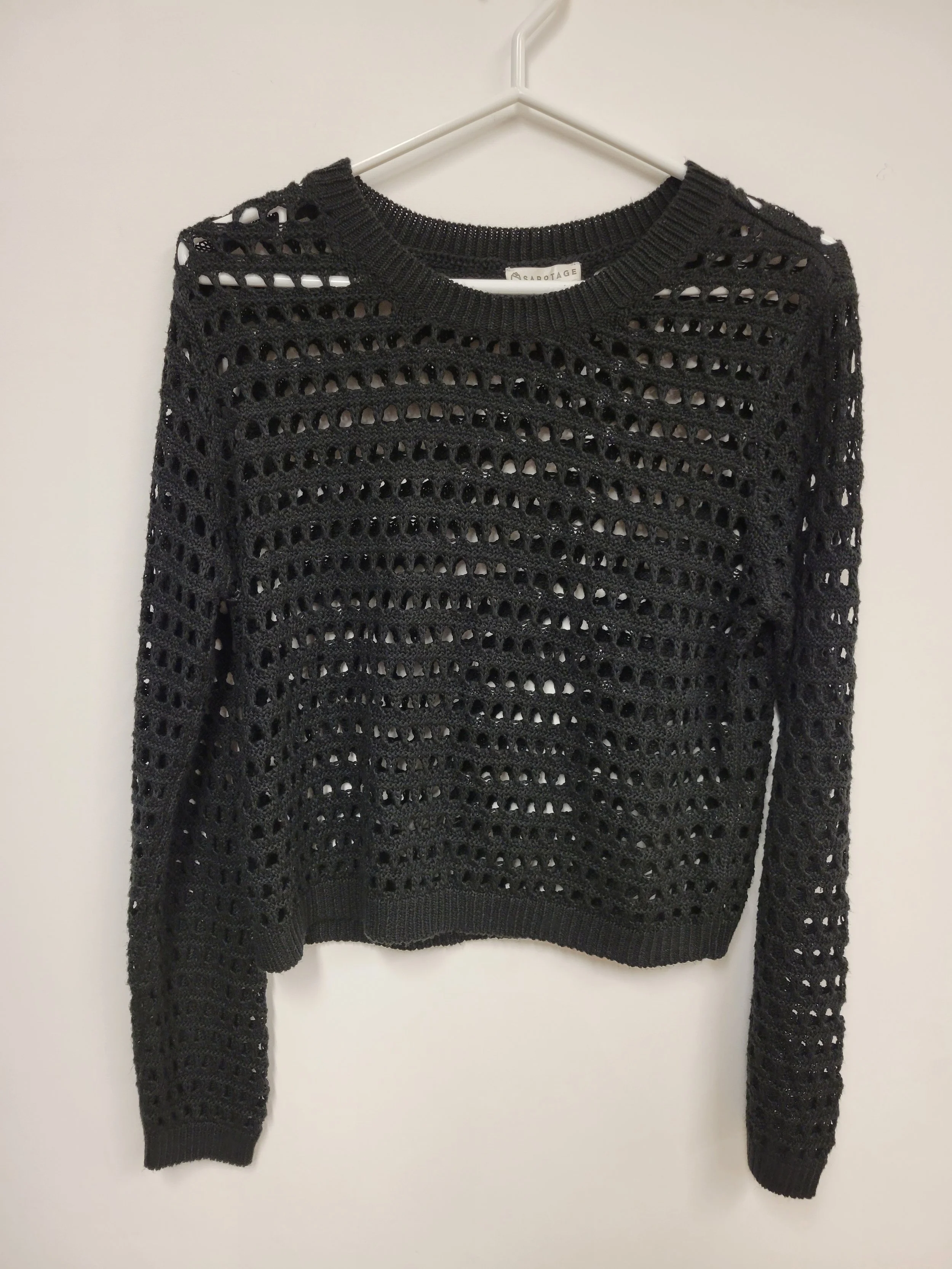 Chandail noir, tricot ajouré, Sabotage, L