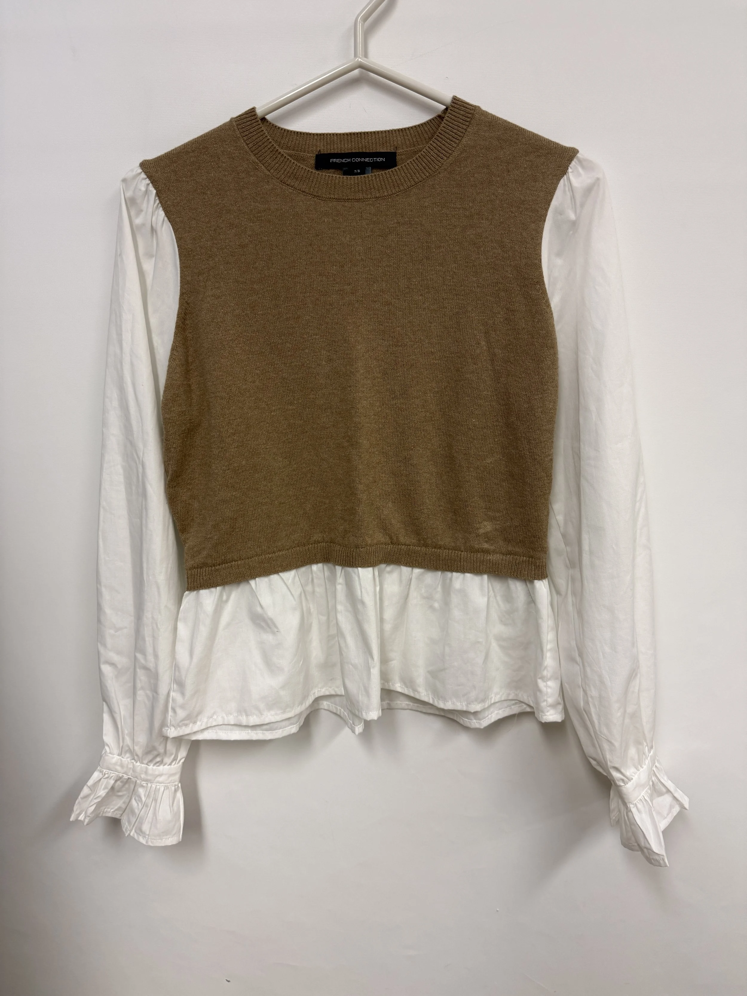 Chemisier blanc évasé aux poignets et à la taille, avec débardeur couleur sable en tricot, French Connection, XS
