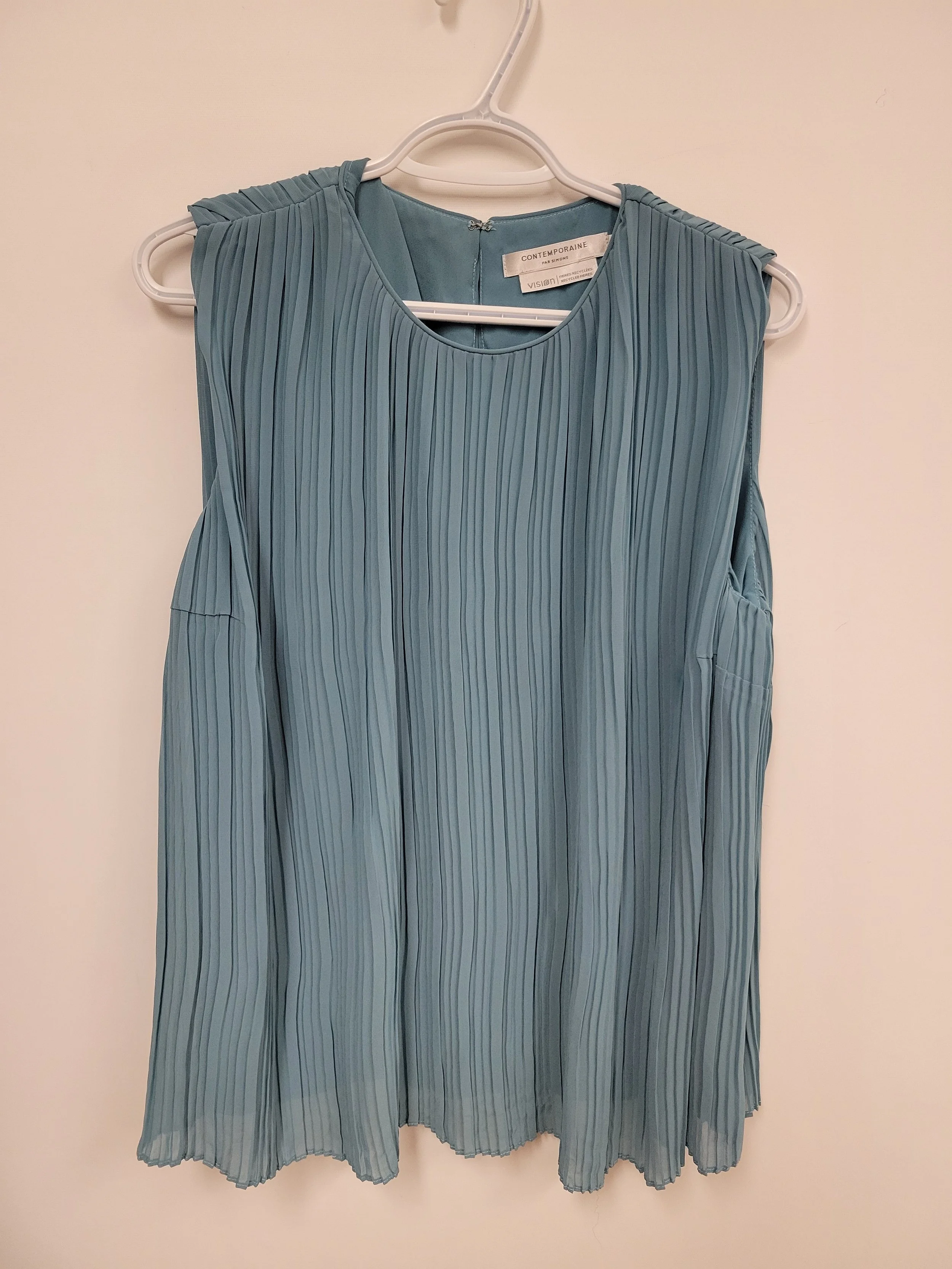 Blouse bleu pâle sans manches, Contemporaine, M