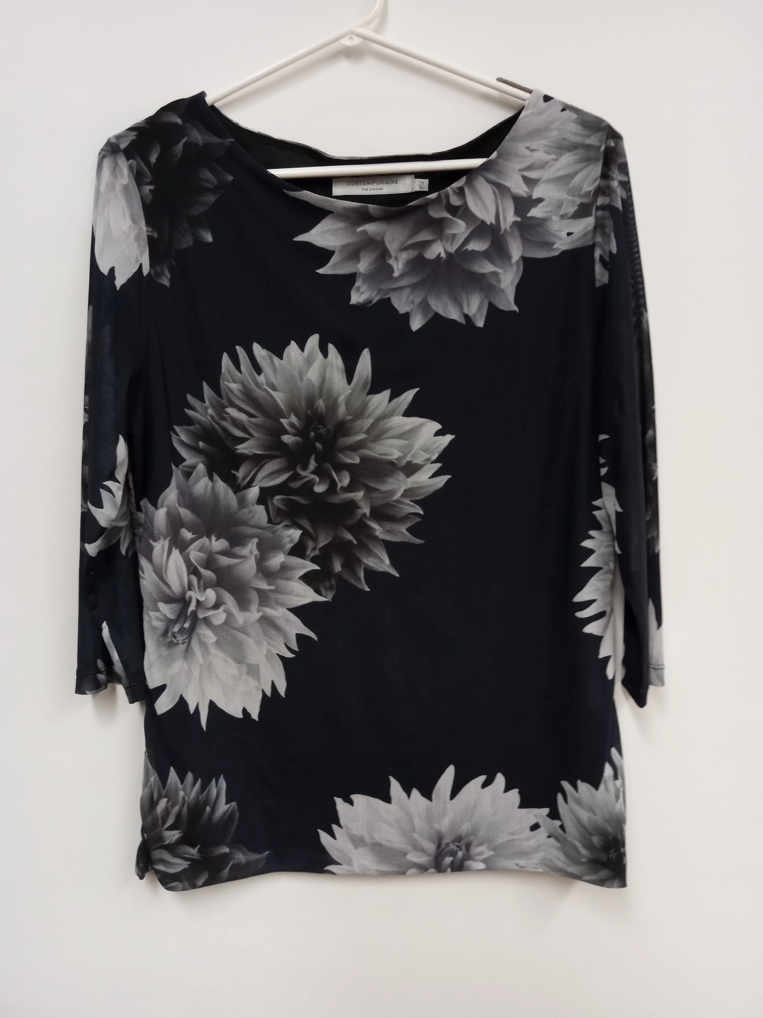 Haut léger noir à fleurs grises, CONTEMPORAINE, XL