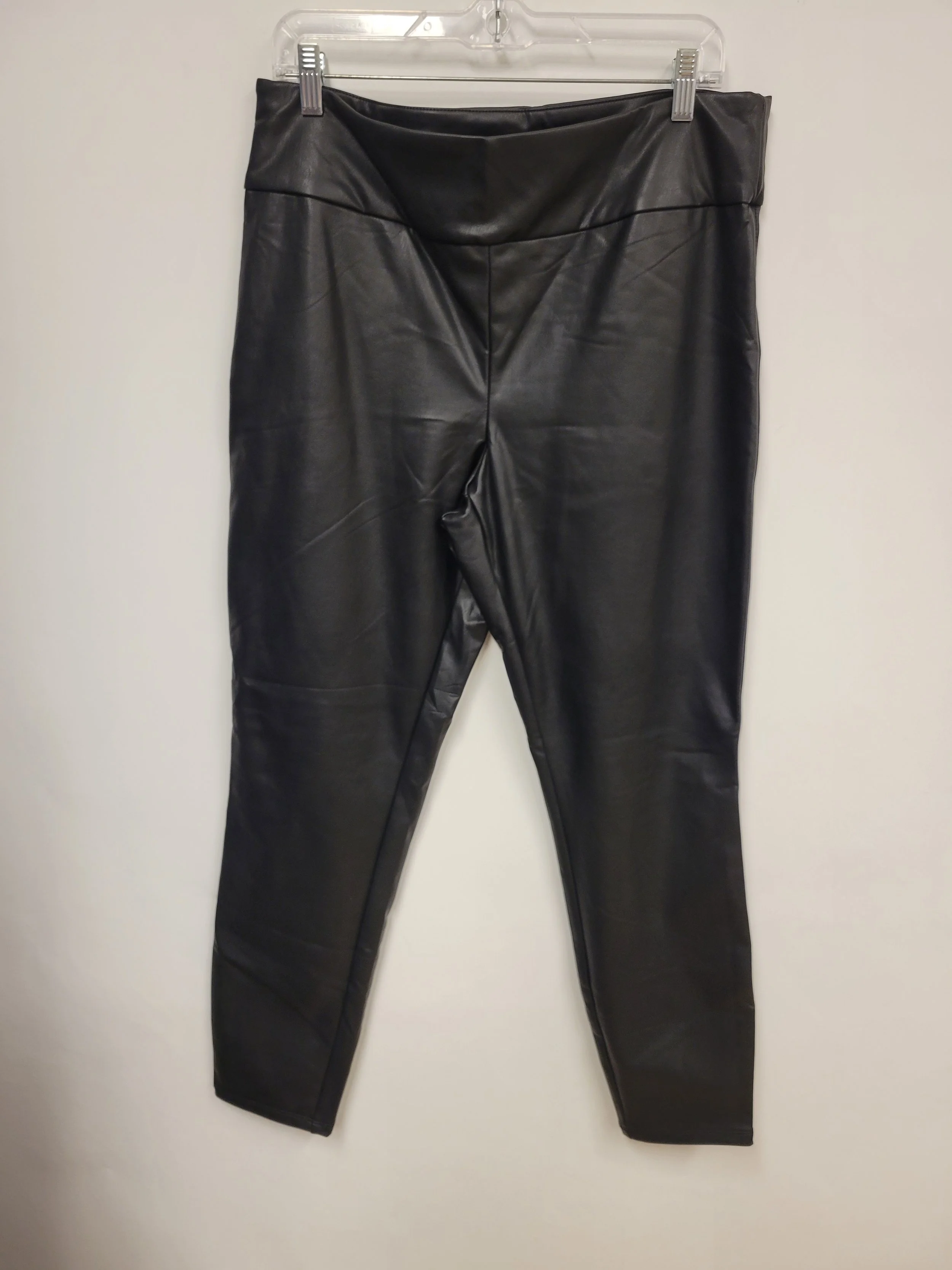 NEUF - pantalon simili cuir noir, reitmans, taille 16