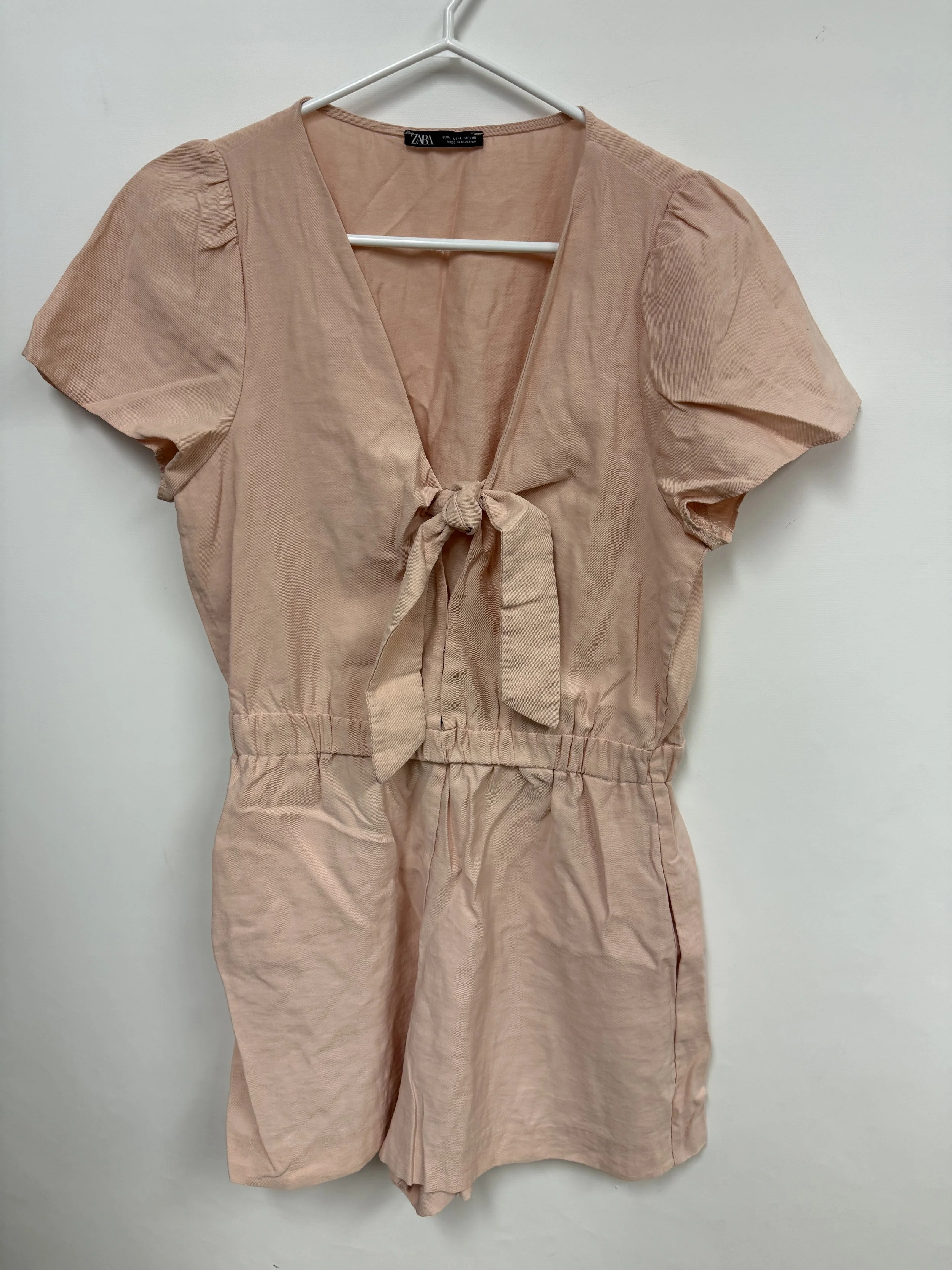 Combinaison courte, rose saumon pâle, nouée à la poitrine, deux poches, Zara, L