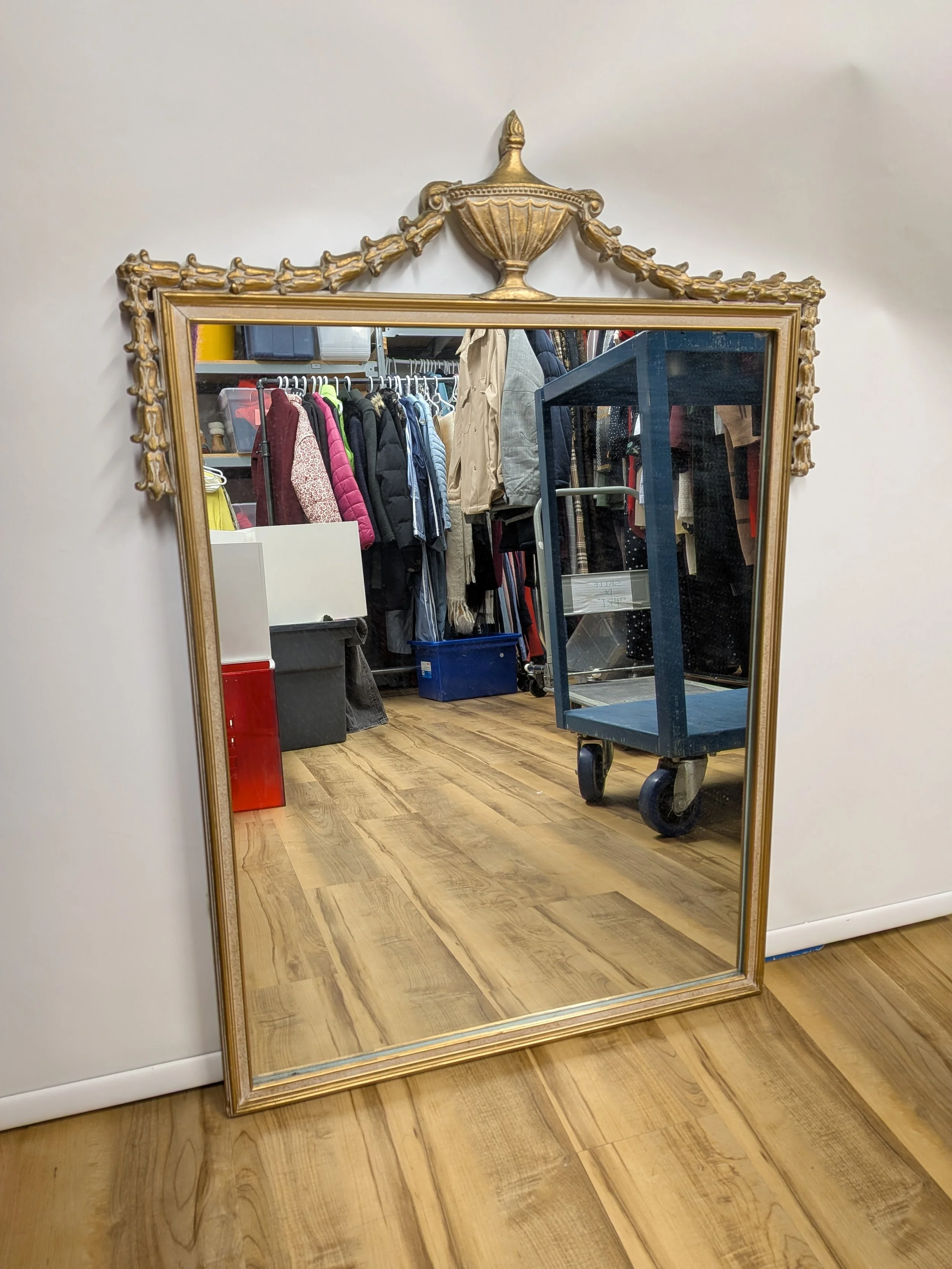 Miroir doré, 25 x 30 po (lourd, quelques craquelures dans le motif du haut)