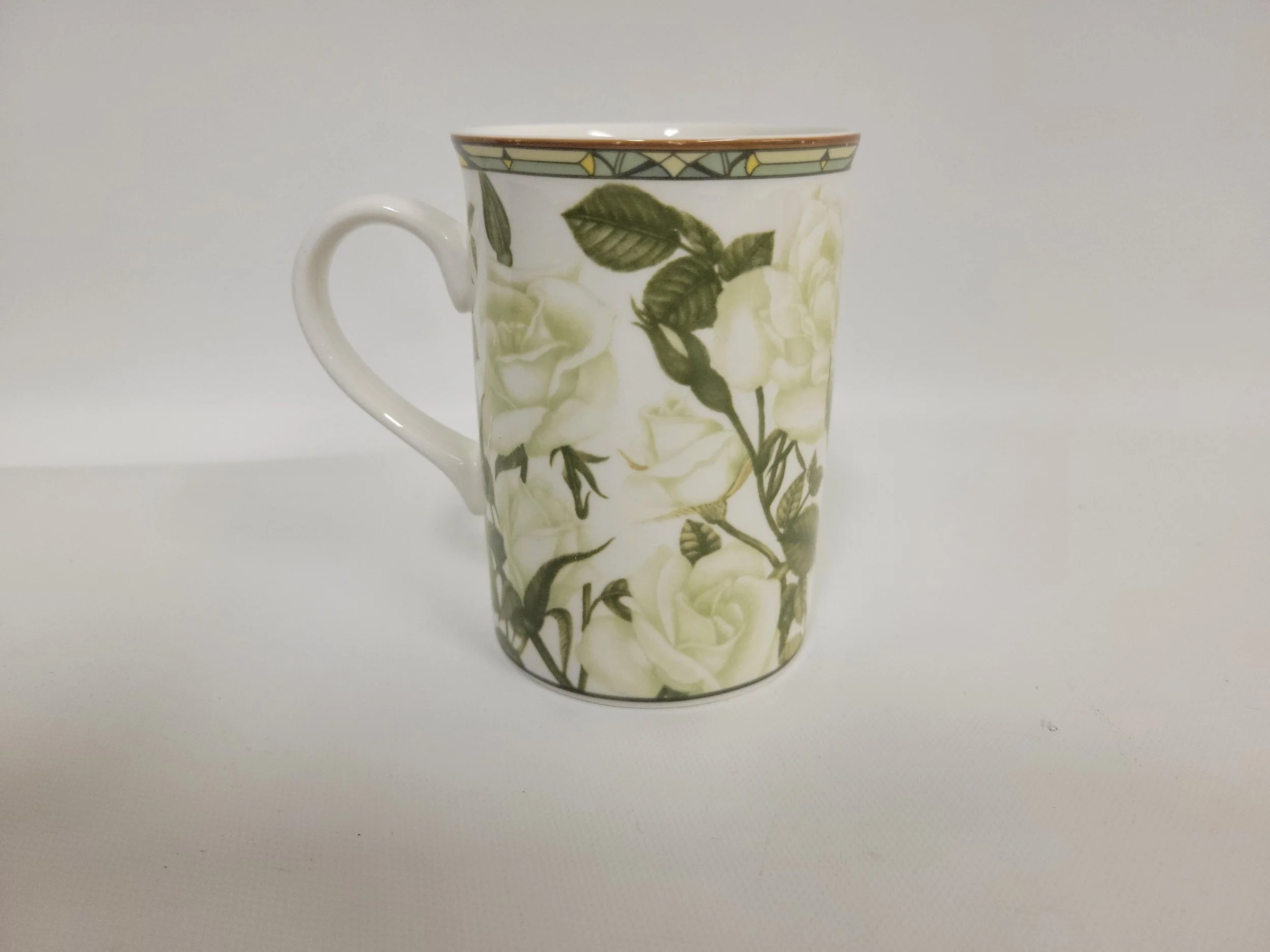 tasse avec roses blanches