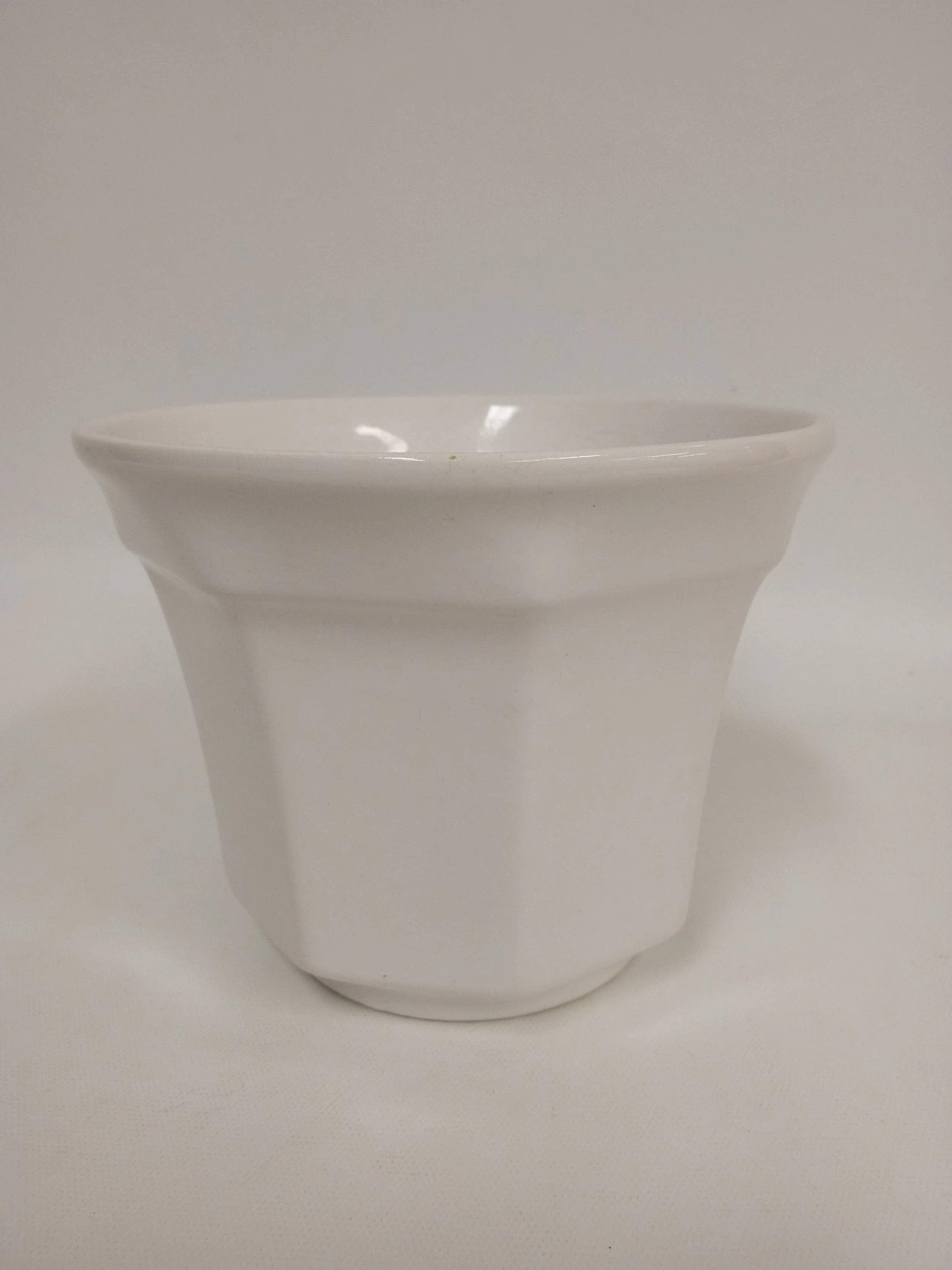 Pot en céramique blanche, érasé, largeur 6½“ environ
