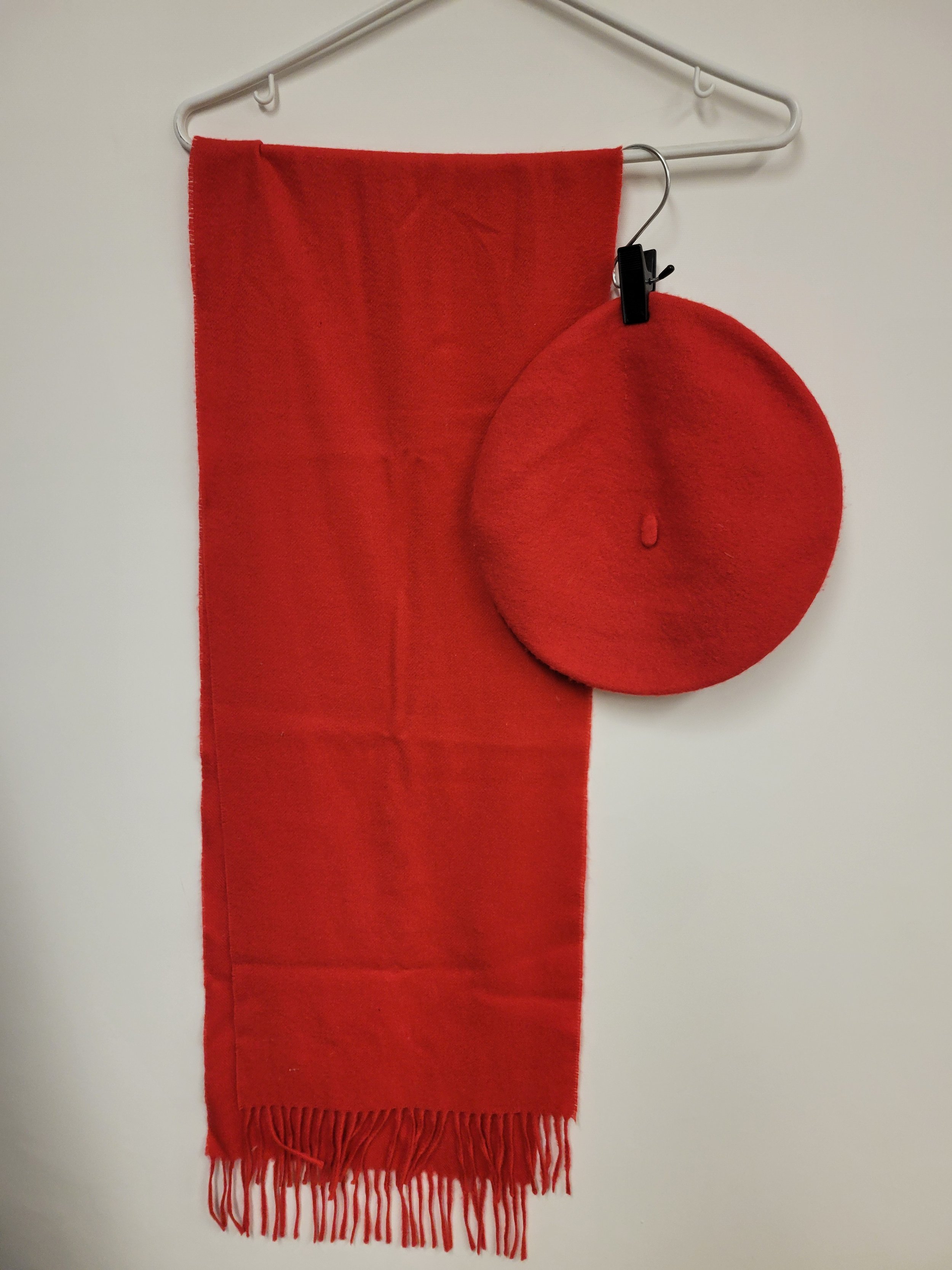 Foulard et béret rouge