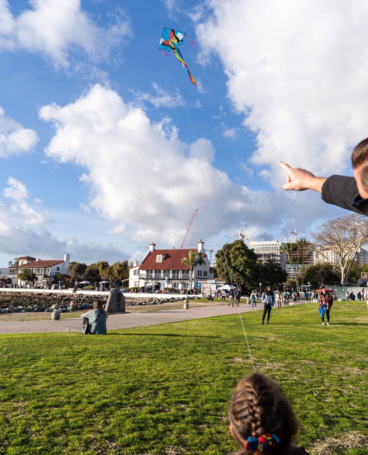 Did you know @kiteflitesd offers complimentary kite flying lessons? Come visit the shop, grab a kite, and fly before you buy right here on our Embarcadero Lawn!🪁💙