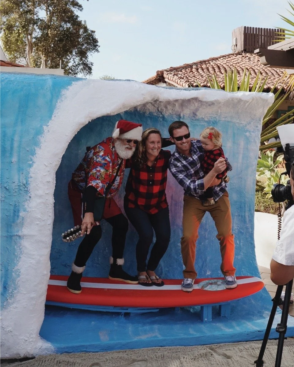 🏄🎄 SURFIN' SANTA: SoCal CHRISTMAS TAKEOVER! 🌊🎅

Swap snow for surf this holiday season! Watch Santa shred waves into San Diego Bay, cruise the boardwalk in his Hawaiian shirt, and bring EPIC coastal Christmas vibes to Seaport Village.

Free photo