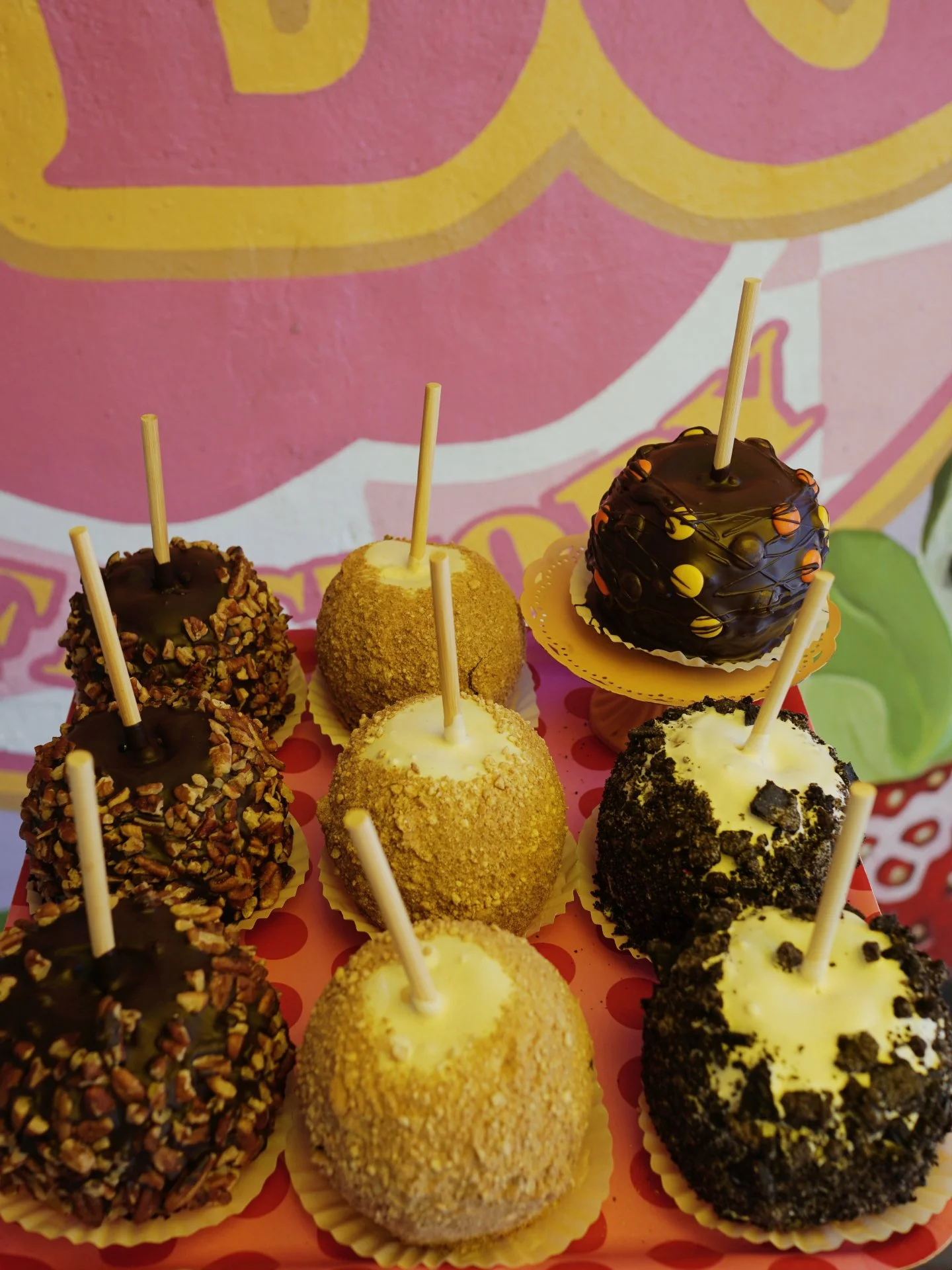 A sweet stop along the bay &mdash; from rich, candied apples to espresso drinks that hit just right.
Treat yourself to a little midweek magic at @seaportfudge. ✨