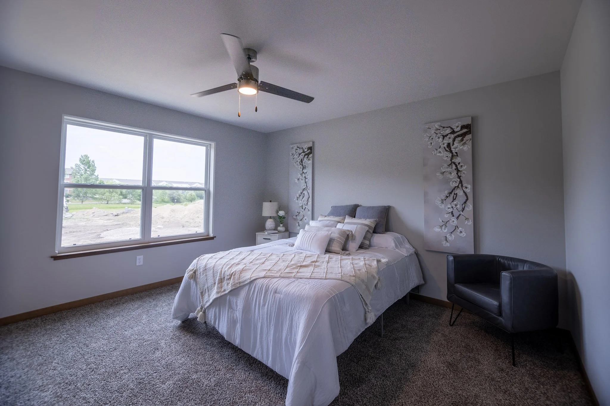 Canyon Townhome owner's bedroom - 500 Caldera carpet - Saddle trim stain