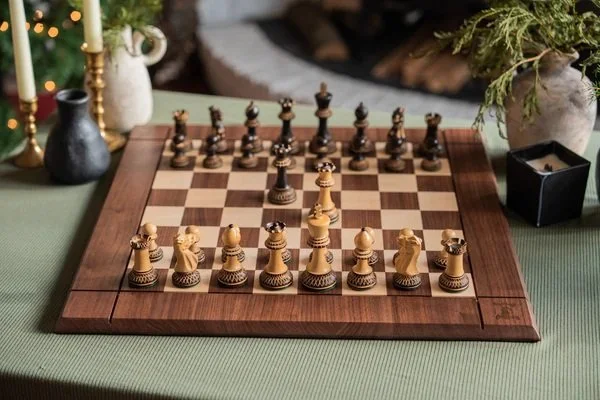 heirloom-burnt-finish-grandmaster-chess-set-32614703366231_grande.jpg
