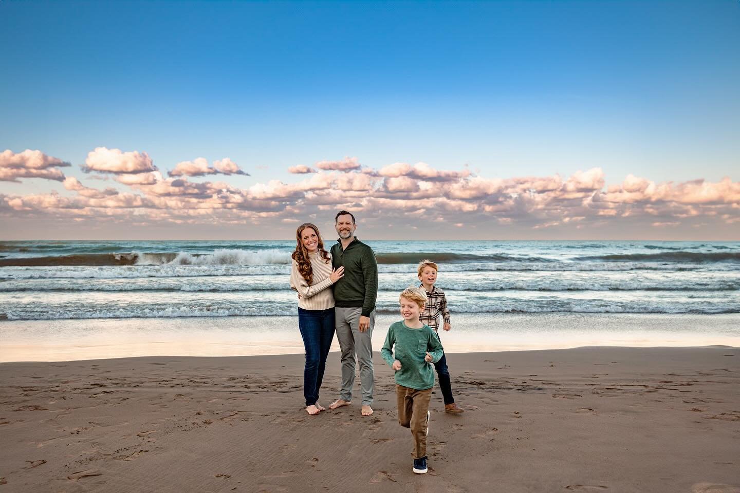 Love seeing these guys every year! #famgoals #comebacksummer #lakeviews #familyphotos