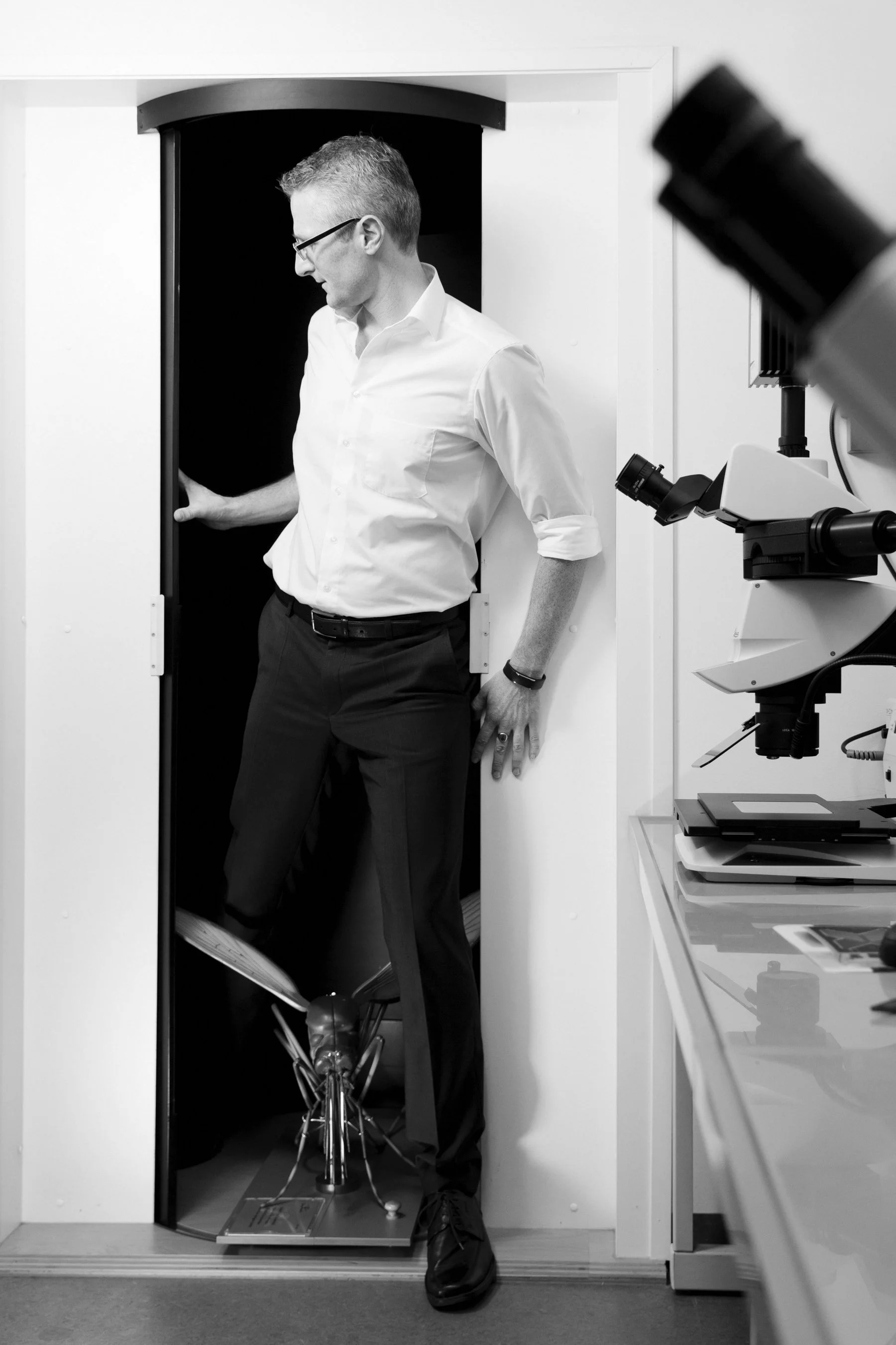 Prof. Dr. Marc F. Schetelig steigt über eine Fliegefigur im Forschungslabor der Universität Gießen: Wissenschafts Fotografie von Angelika Zinzow