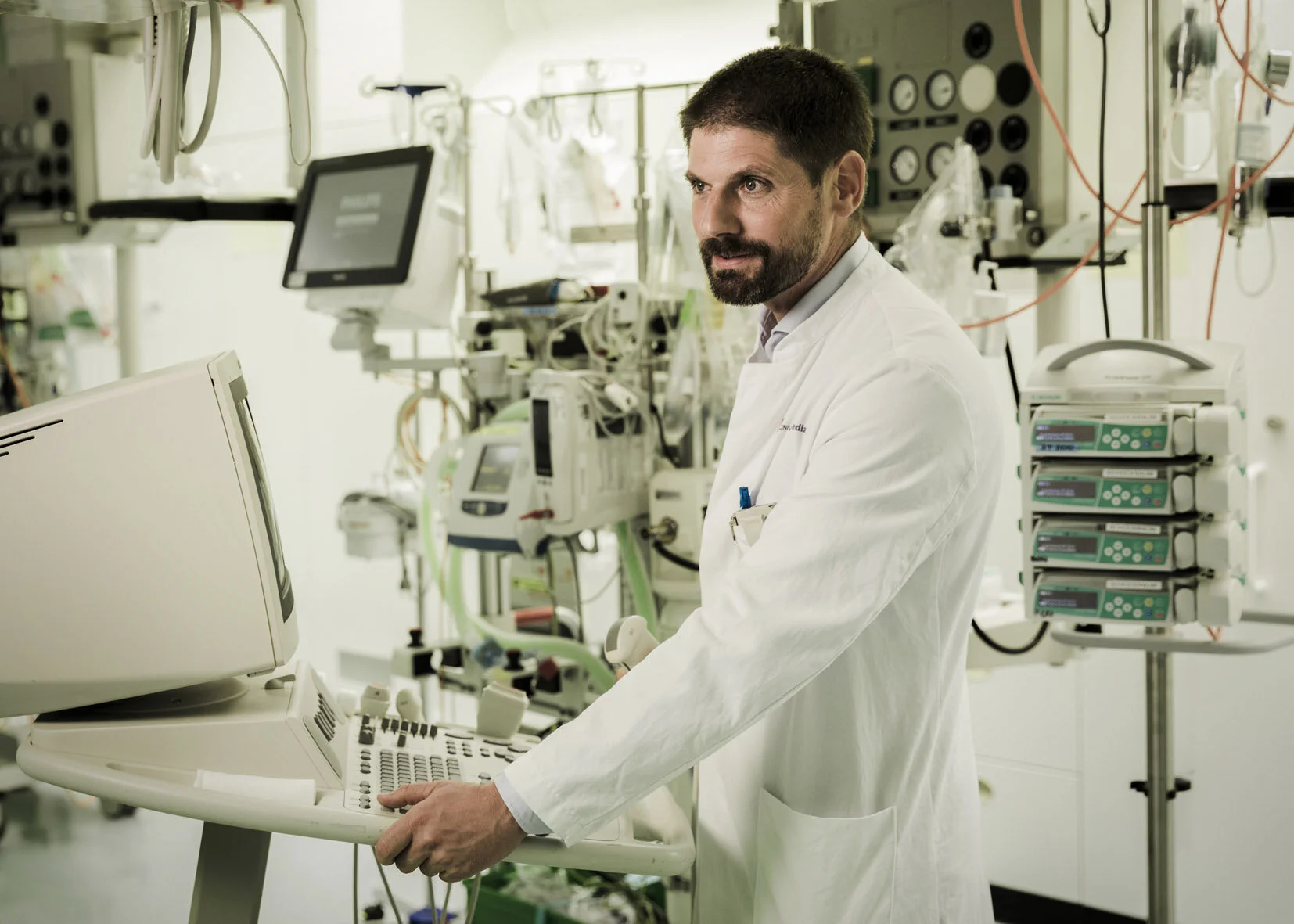 Portrait von Prof. Dr. med. Sebastian Kuhn in einem Operationsraum mit viel Technik in Mainz für den Jahresbericht des Stifterverbands