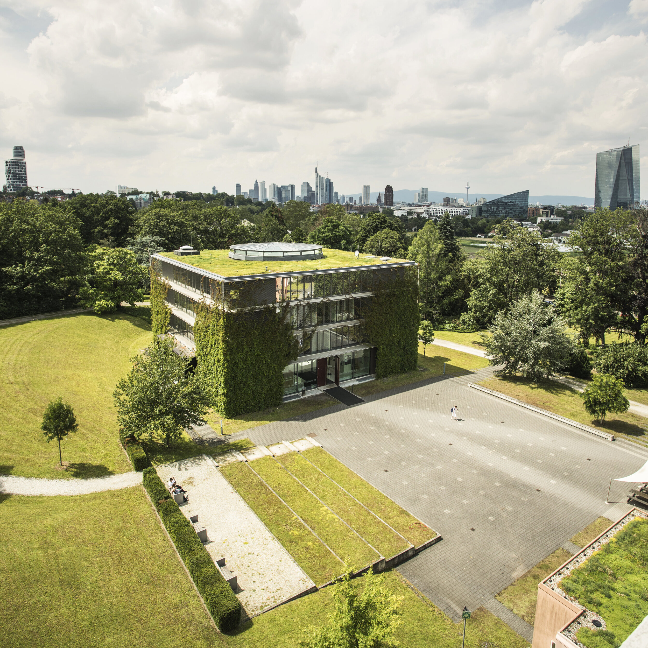 Blick über den Campus der Hochschule Sankt Georgen in Frankfurt am Main mit der Skyline im Hintergrund: Architektur und Hochschulfotografie von Angelika Zinzow Fotografie