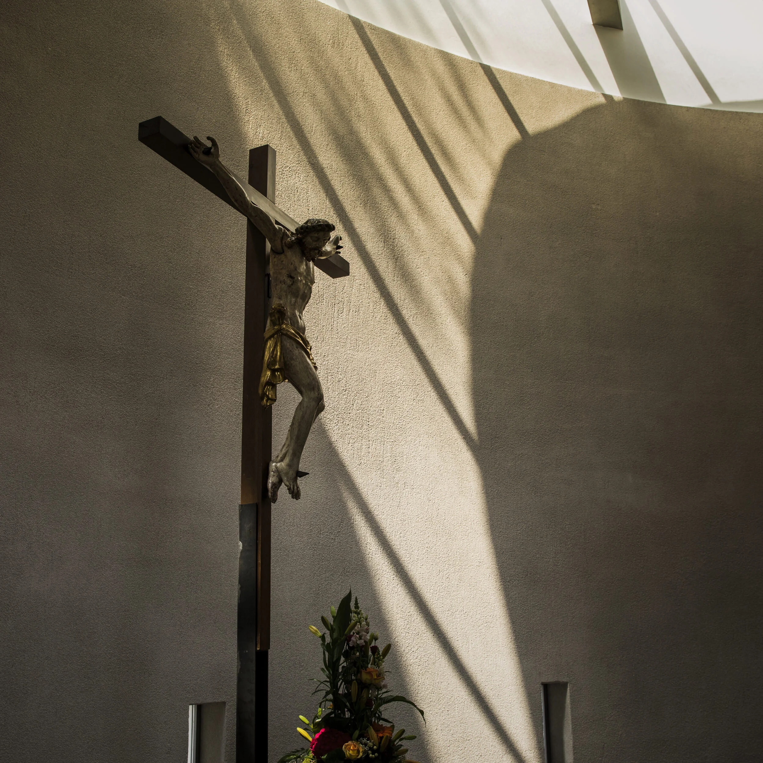 Jesus Kreuz in der Kirche auf dem Campus der Hochschule Sankt Georgen in Frankfurt am Main: Architektur und Hochschulfotografie von Angelika Zinzow Fotografie