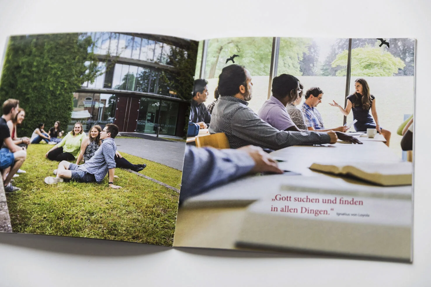 Offene Broschüre der Hochschule mit Fotos aus dem Hochschulalltag: Corporate Visual Storytelling für Bildungseinrichtungen in Frankfurt am Main