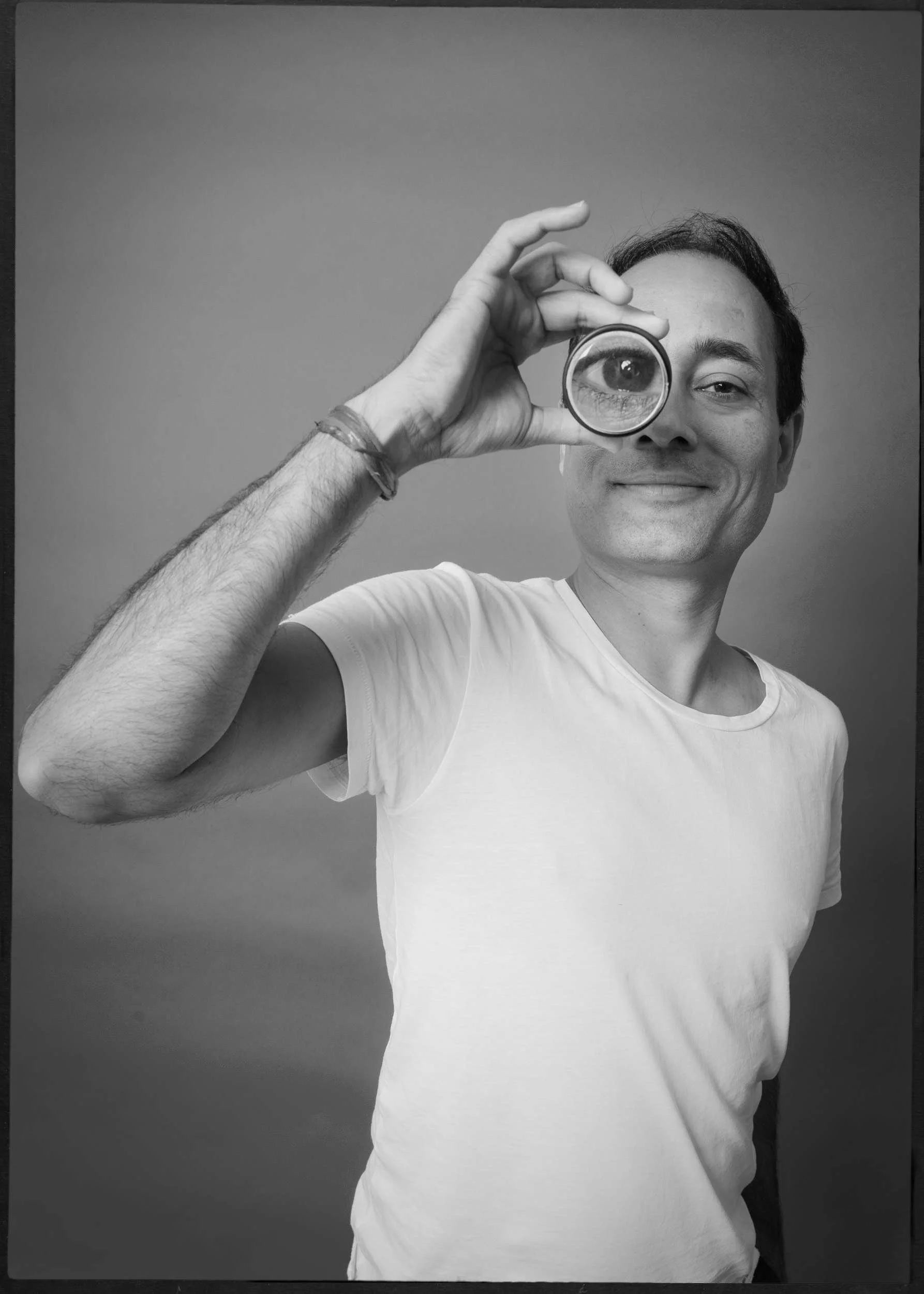 Vishal Rai schaut durch eine Lupe: Business Portrait von Angelika Zinzow