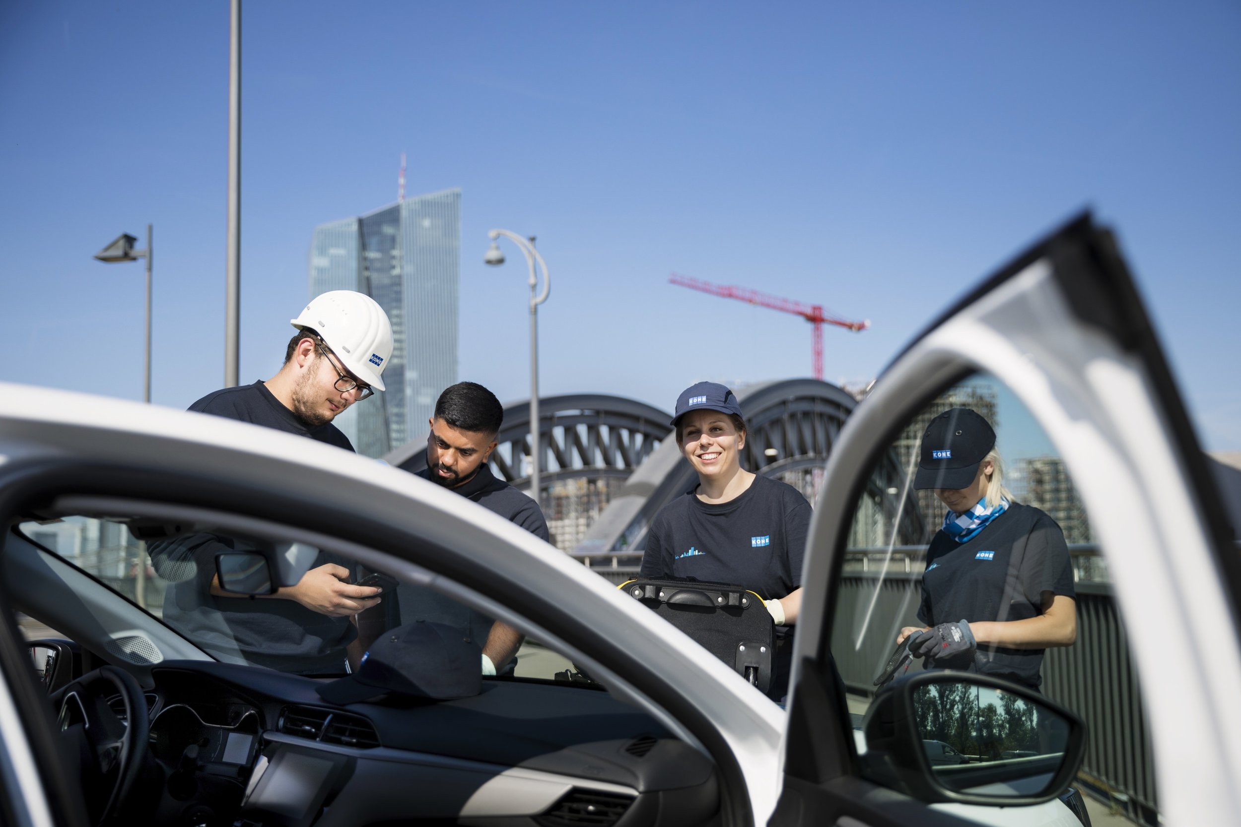 Auszubildende am Auto: Authentische Recruiting Fotografie und Mitarbeiterportrait für KONE in Frankfurt