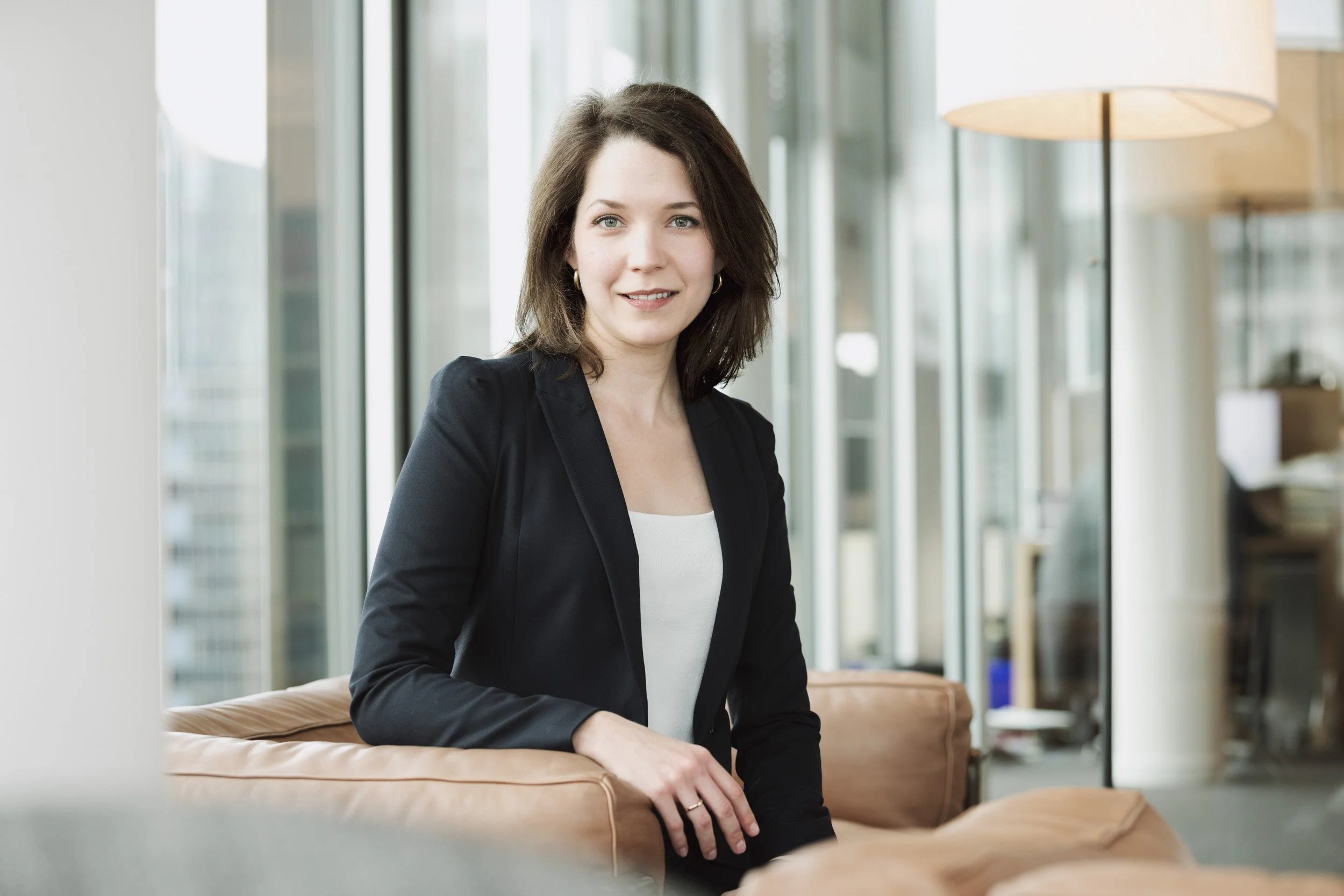 Portrait einer Rechtsanwältin im Sessel sitzend für die Unternehmenskommunikation von Hengeler Mueller Frankfurt