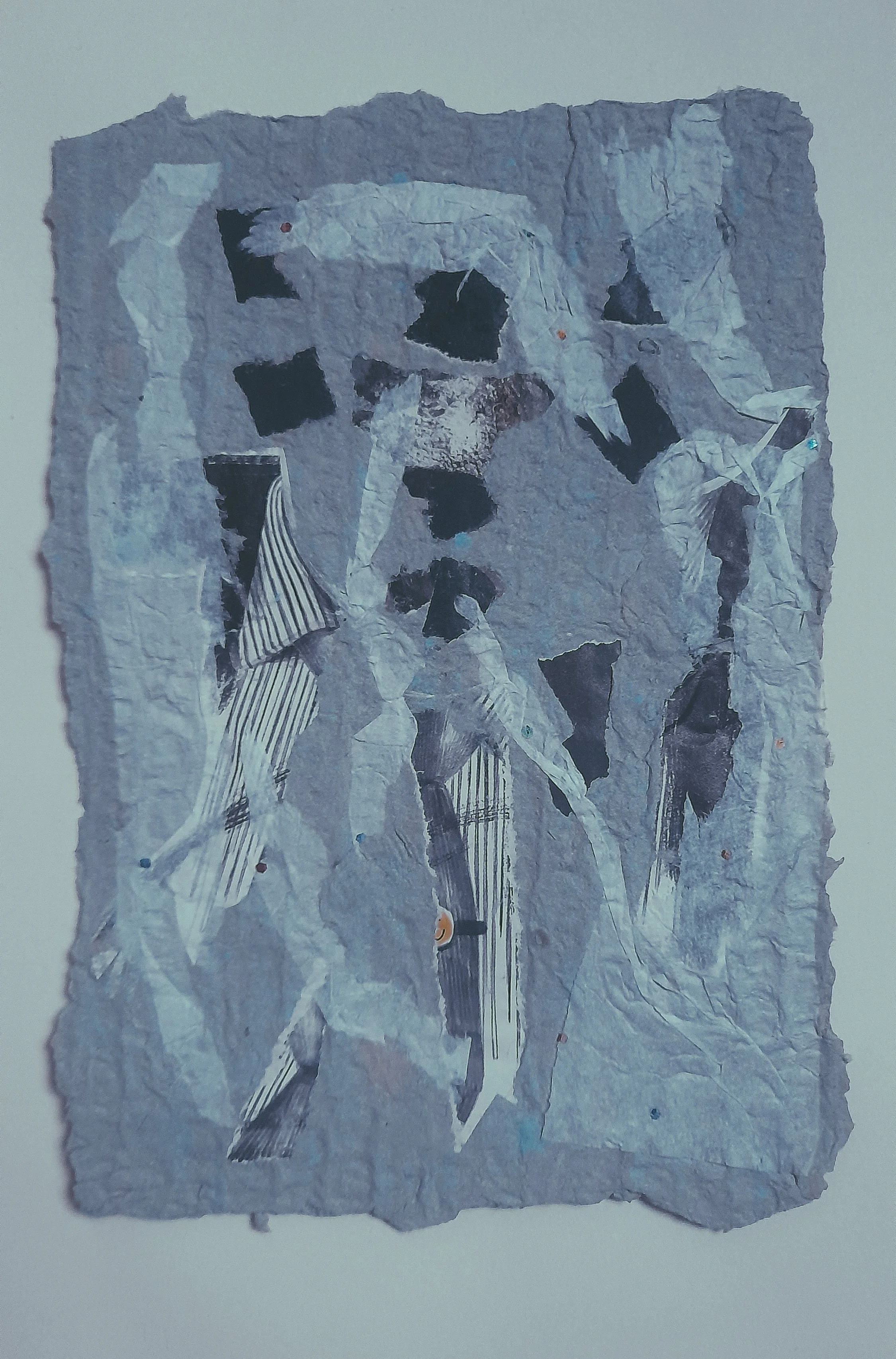 Collage aus zerrissenem Papier, das Kunstwerke und Fotos enthält, in verschiedenen Grautönen mit einigen Linien und Texturen.