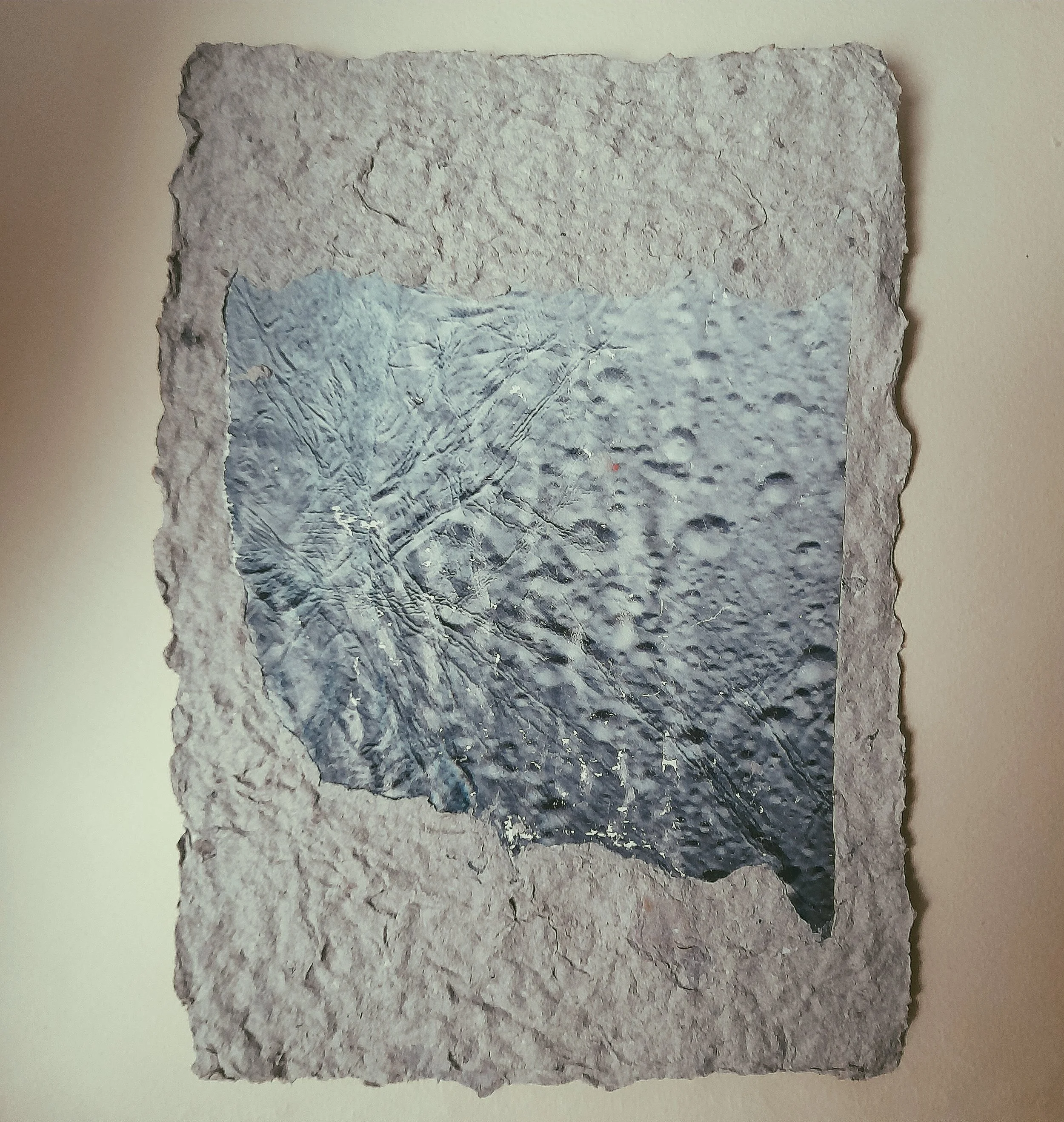 Felsen mit Fossilien und Einschlüssen in Kiesel- oder Marmormaterial