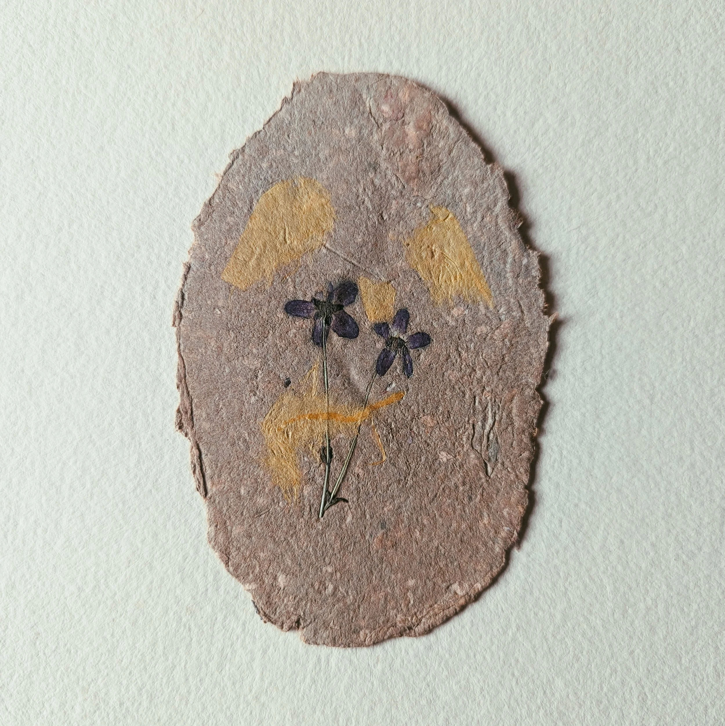 Felsen mit eingelegten getrockneten Blumen und Blättern