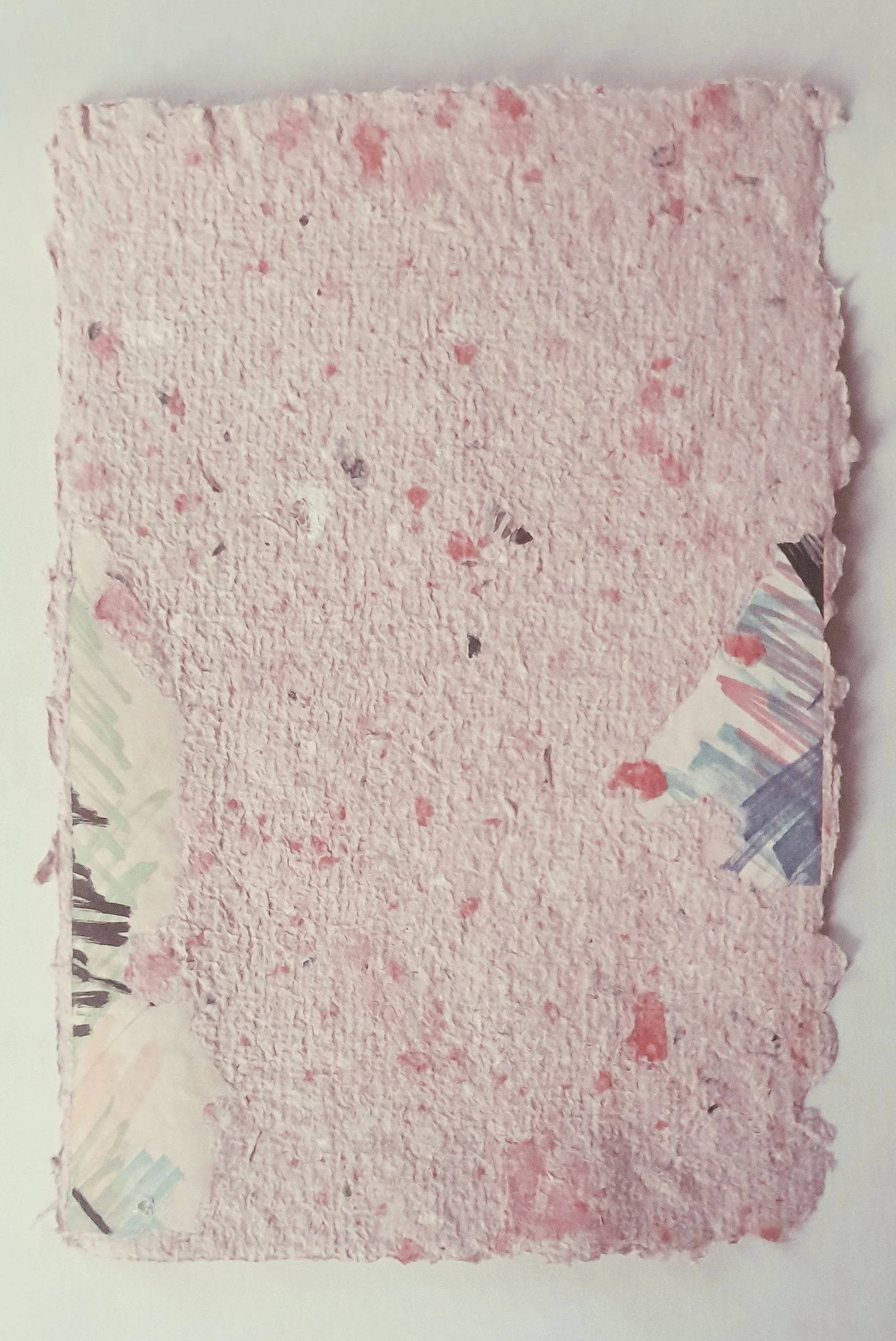 Ein getrocknetes, handgeschöpftes Papier in rosa