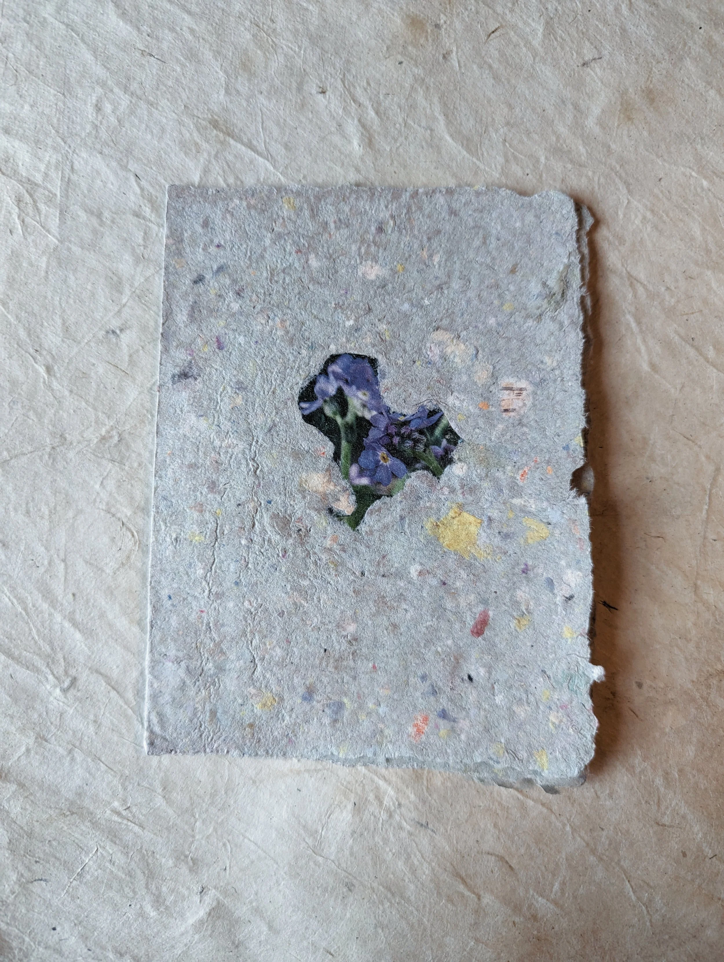 Kleines, handgemachtes Papier mit Pflanzenmuster
