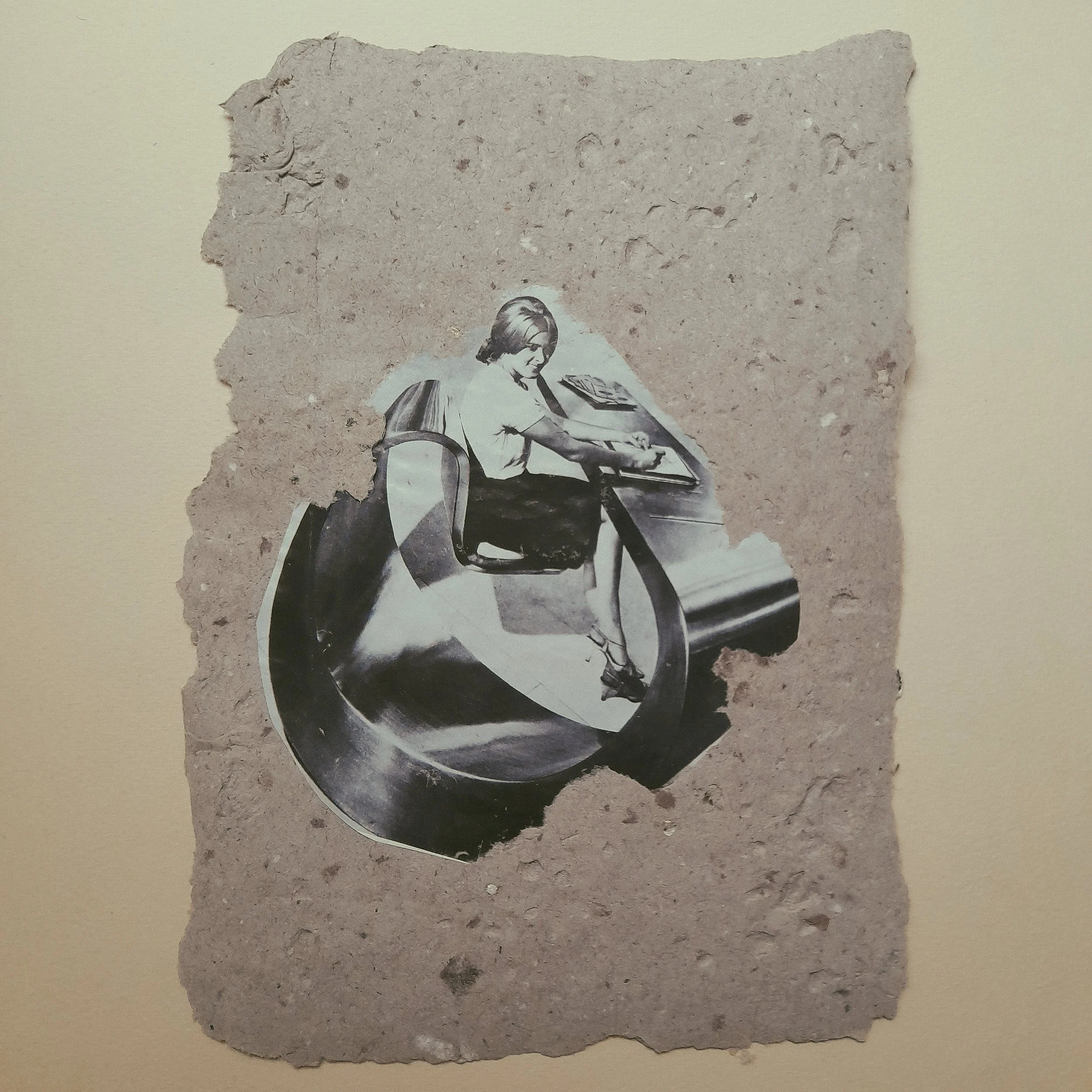 Schwarz-weiß-Kunstwerk eines Jungen, der auf einem modernen, zylinderförmigen Spielgerät sitzt, auf einem Tape-Kunststoff auf eine Wand geklebt.