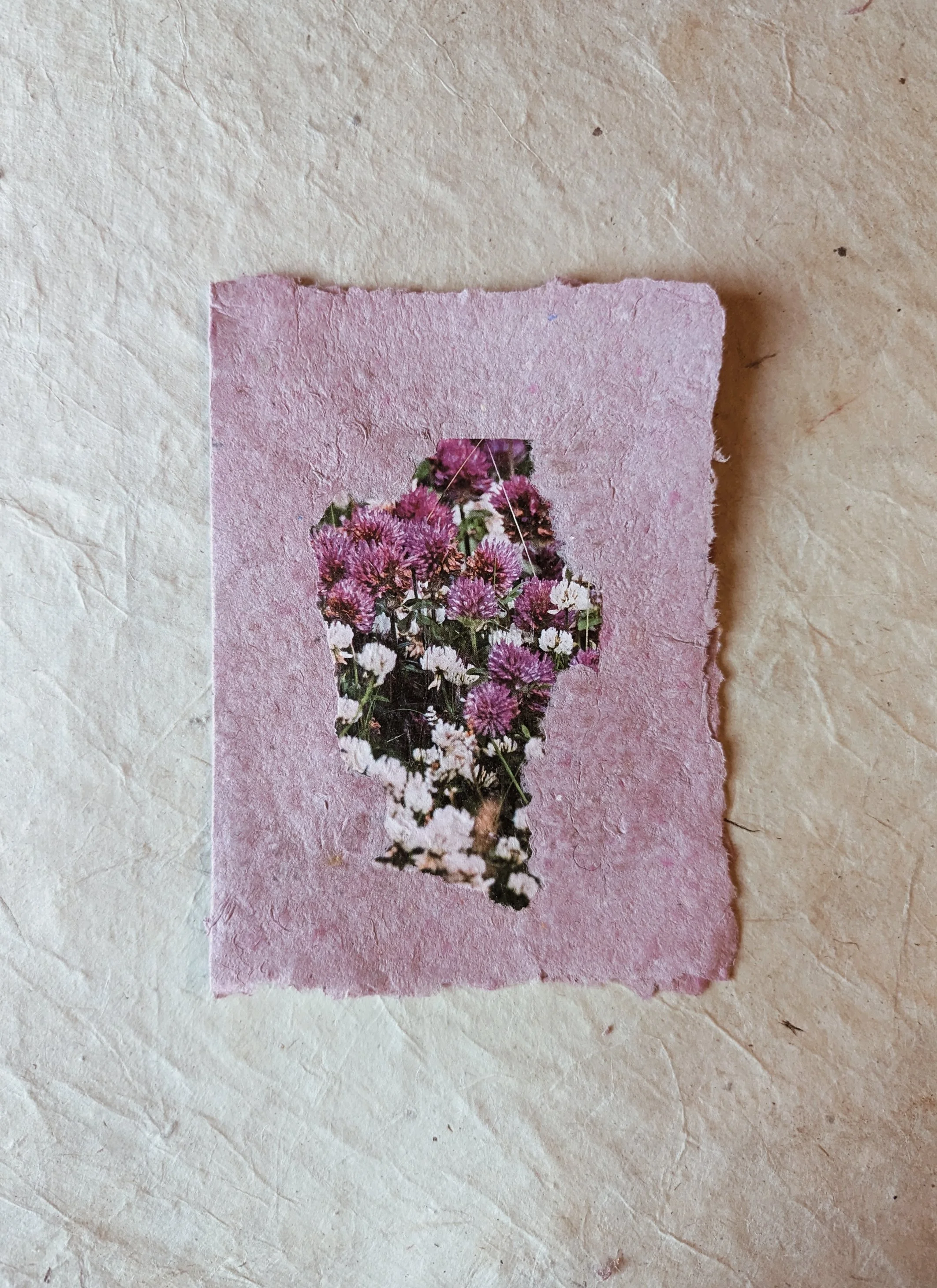 rosane handgeschöpfte Papierkarte mit rosanem Blumenmotiv