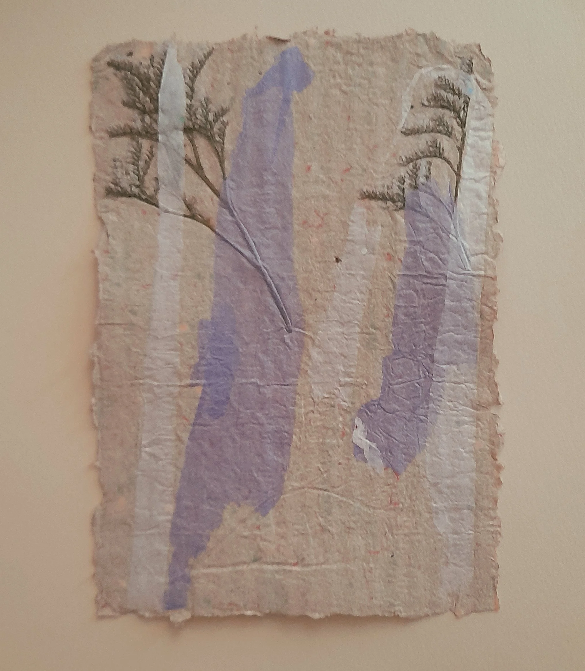 Ein zerknülltes, handgemachtes Poster mit blauen Pflanzenskizzen auf getöntem, rauem Papier, das an eine Wand geklebt ist.