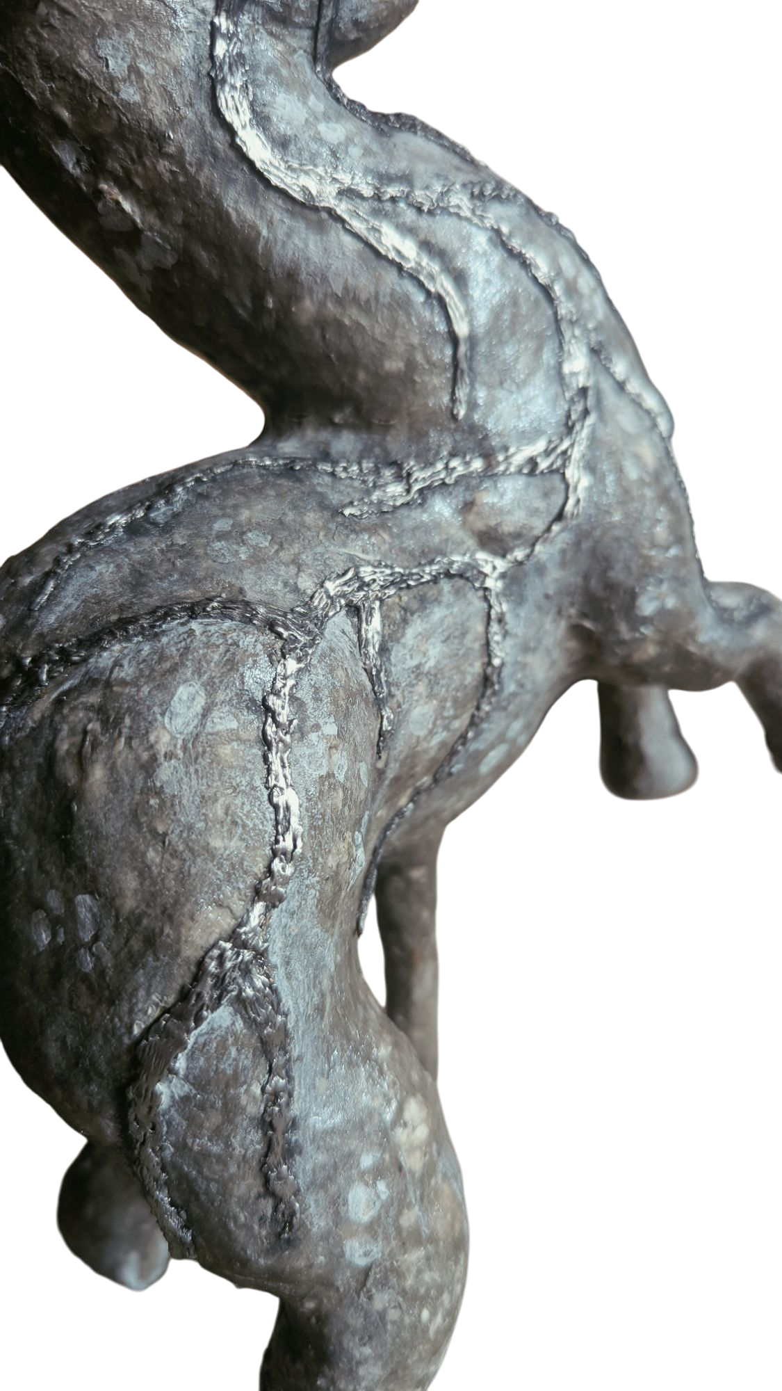 Nahaufnahme einer alten, verzierten metallischen Skulptur eines Tieres, vermutlich eines Hundes, mit sichtbaren Rostspuren und einer patinierten Oberfläche.