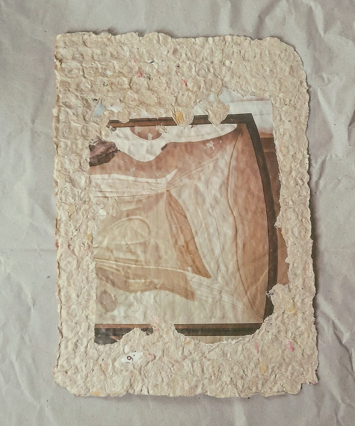 Eine alte, zerbrochene Wandmalerei von einem Menschen in historischen Kleidern, eingefasst in eine poröse, unregelmäßig geformte, bretonartige Holz- oder Steinrahmen.