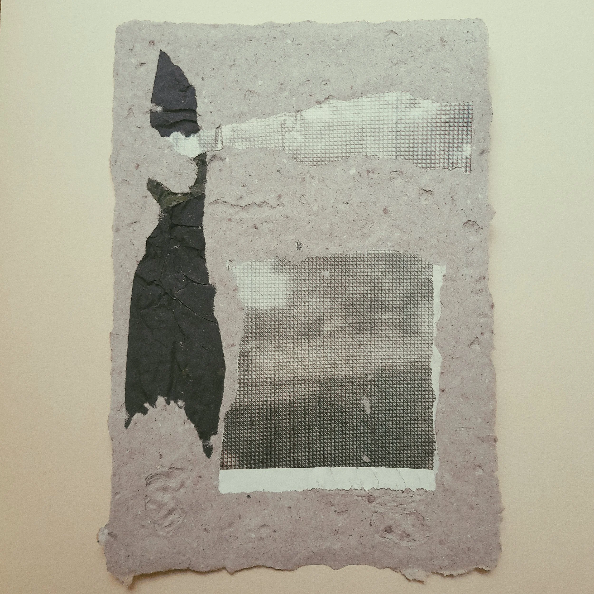 Ein alter, zerknitterter Zettel mit mehreren abgerissenen, beschädigten Stellen, darunter eine schwarze, zerknüllte Ecke, und verschiedene dünne Papierfragmente.