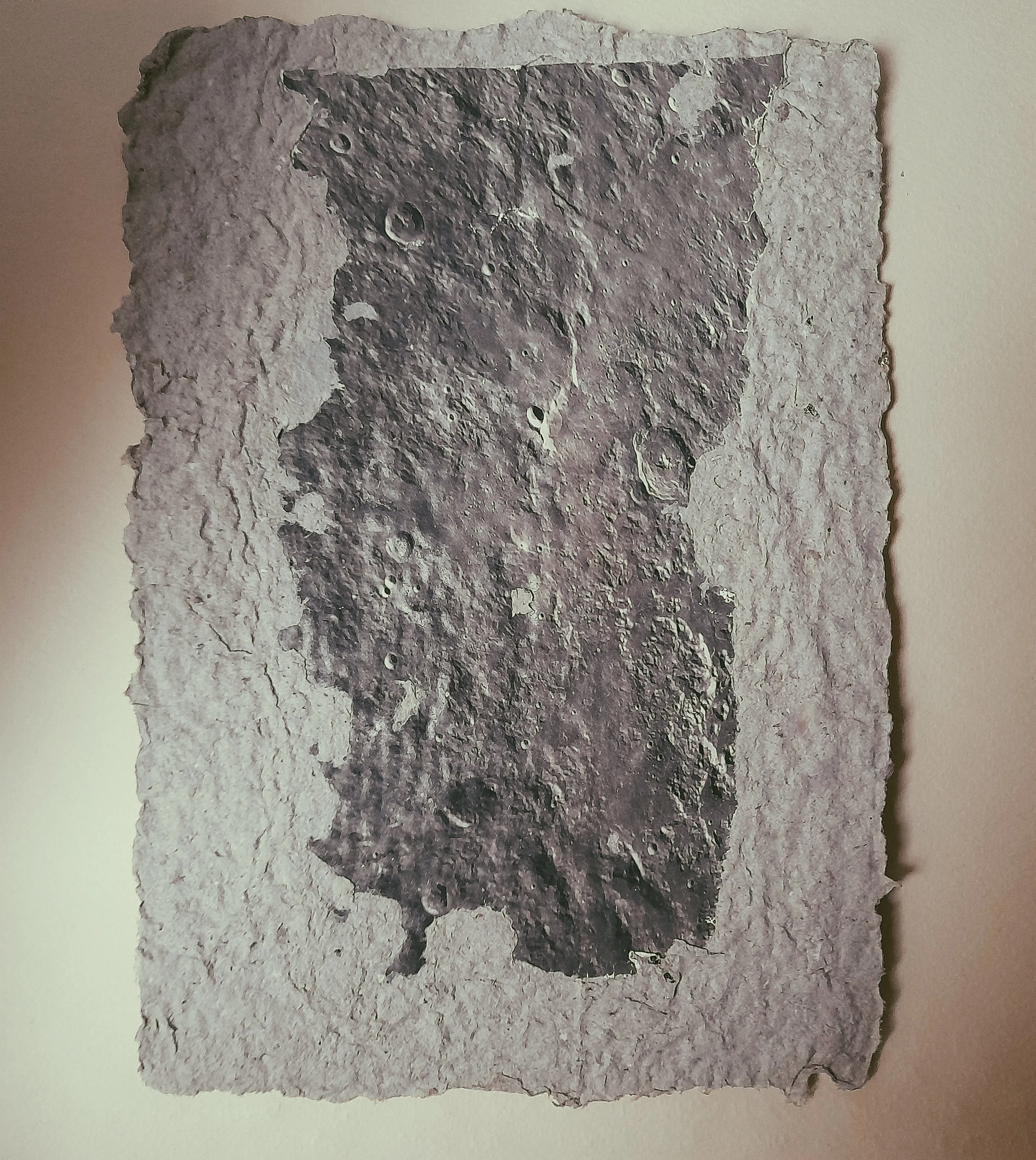 Mondstrukturen auf handgeschöpftem Papier grauen Oberfläche
