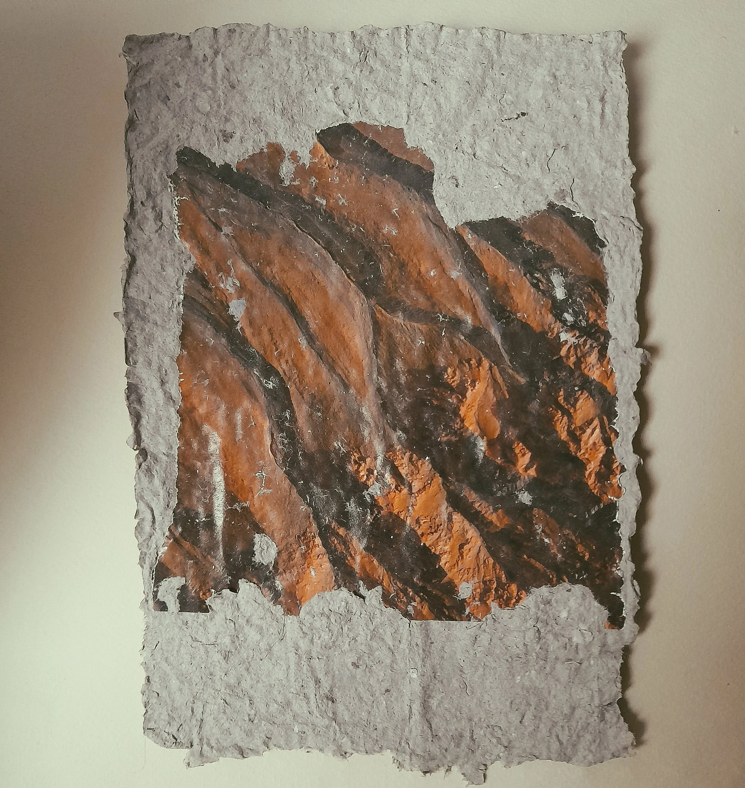Fotografie von abstrakten Formen ähnlich wie  Rostspuren, auf handgeschöpftem Papier 