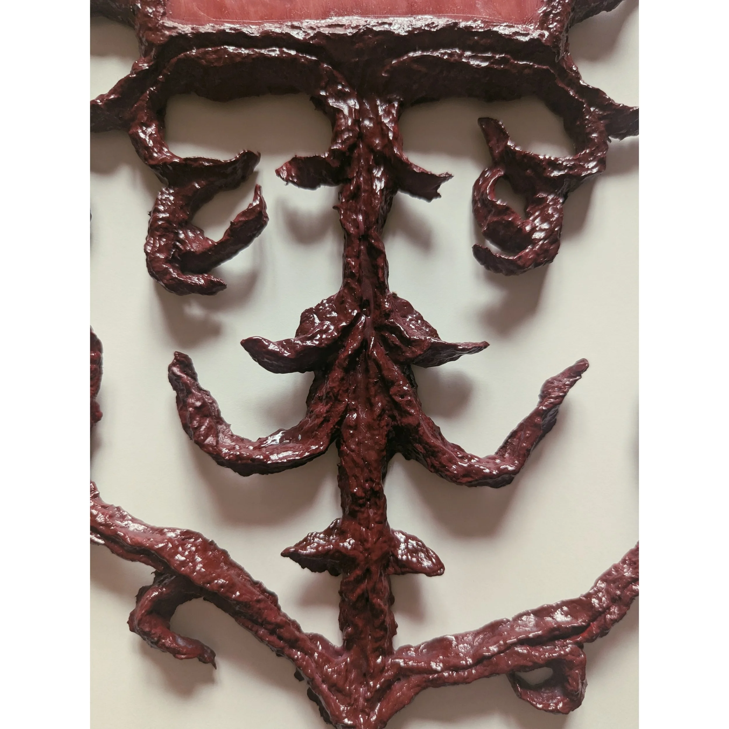 Eine detailreiche, gebleichte und glänzende Gothic-ähnliche Maskerade mit einer roten, glänzenden Oberfläche, die an einen Schädel oder eine Totenkopfmaske erinnert.