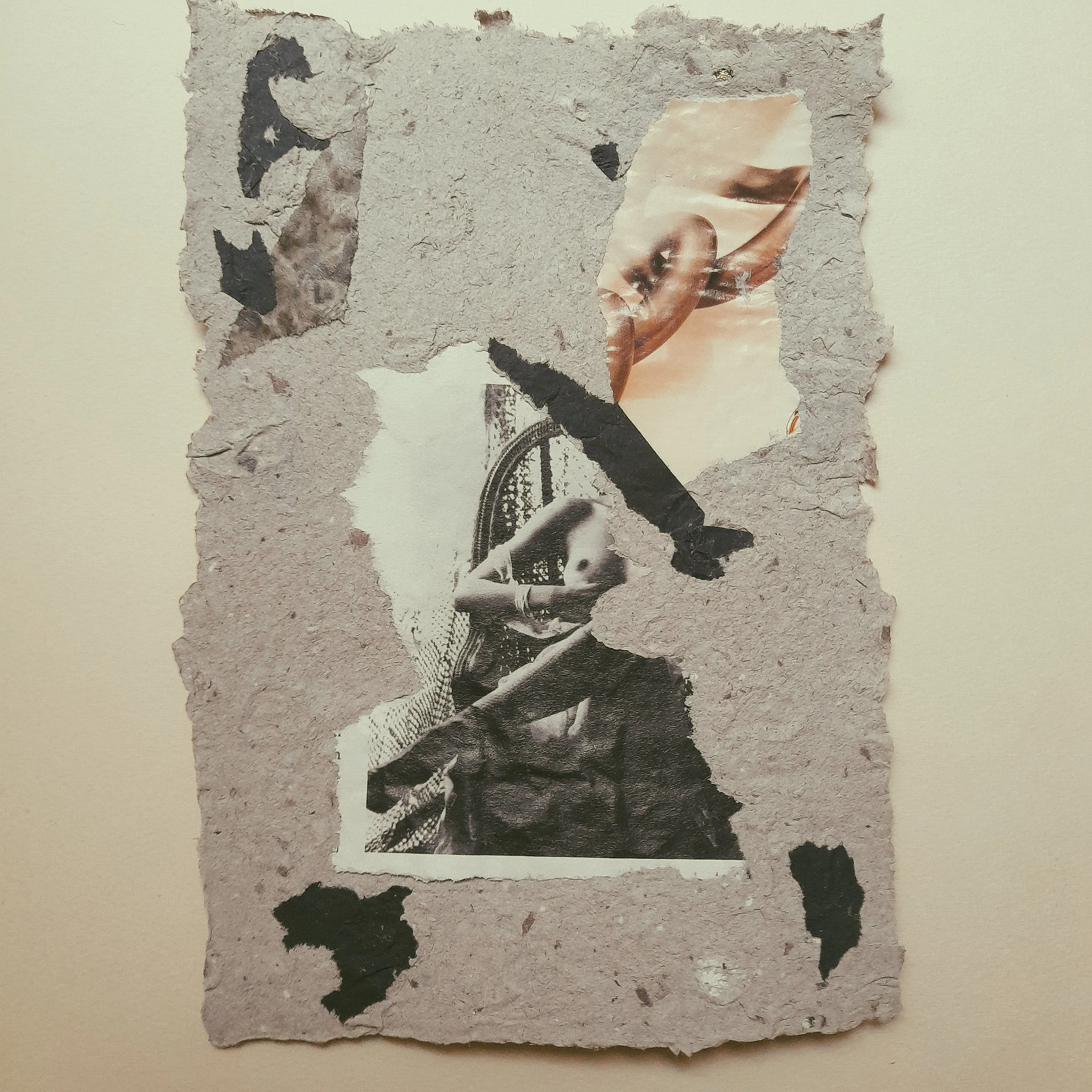 Ein zerfleddertes, altes Plakat mit fraglichen Teilen, das eine weibliche Figur und eine abstrakte Illustration zeigt.