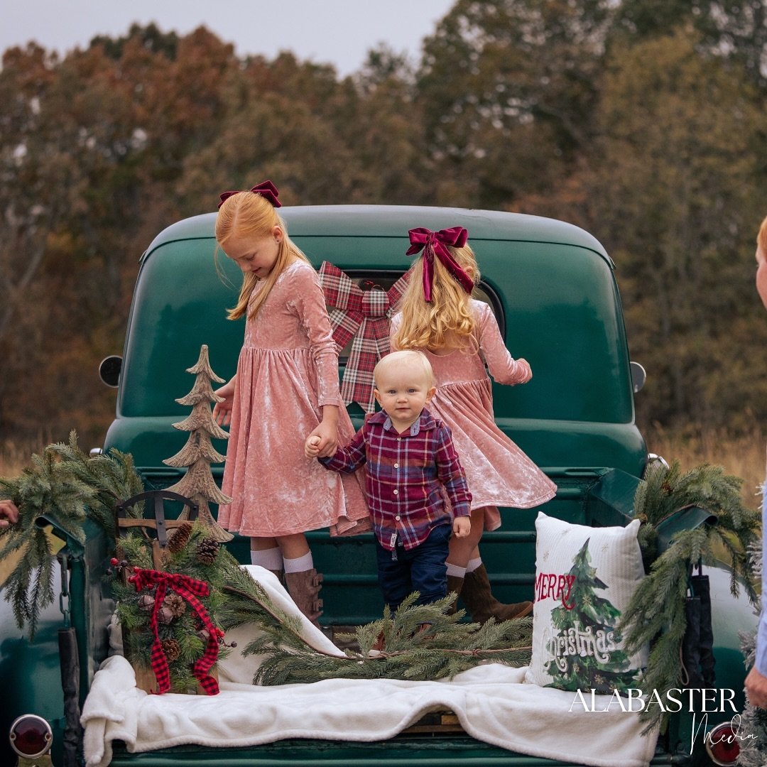 The sweetest holiday photos coming to a Christmas card near you! 🌲

We&rsquo;re loving every second of this busy season with all our sweet families and brides.