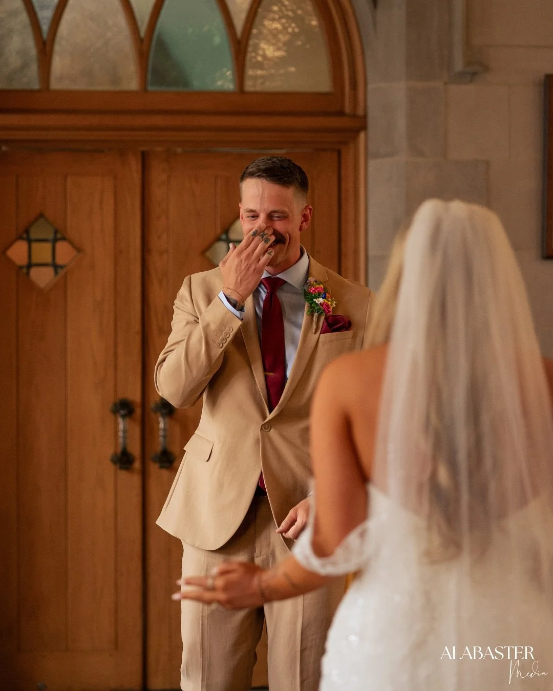 Straight out of a love story.
Hannah &amp; Nathan&rsquo;s first look had all the movie magic ✨🎞️ These moments will always be some of our favorites to capture.