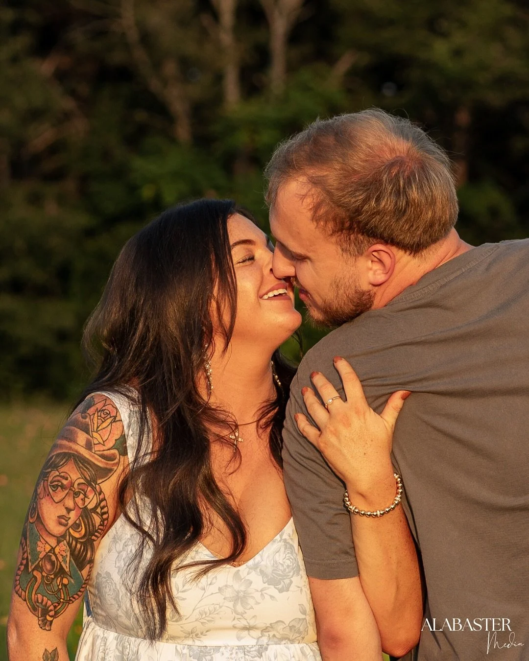 Golden hour has a way of making simple moments feel unforgettable. With Hailey &amp; Evan, it was all about the way they looked at each other when the world around them was glowing. We&rsquo;re obsessed!✨🌅