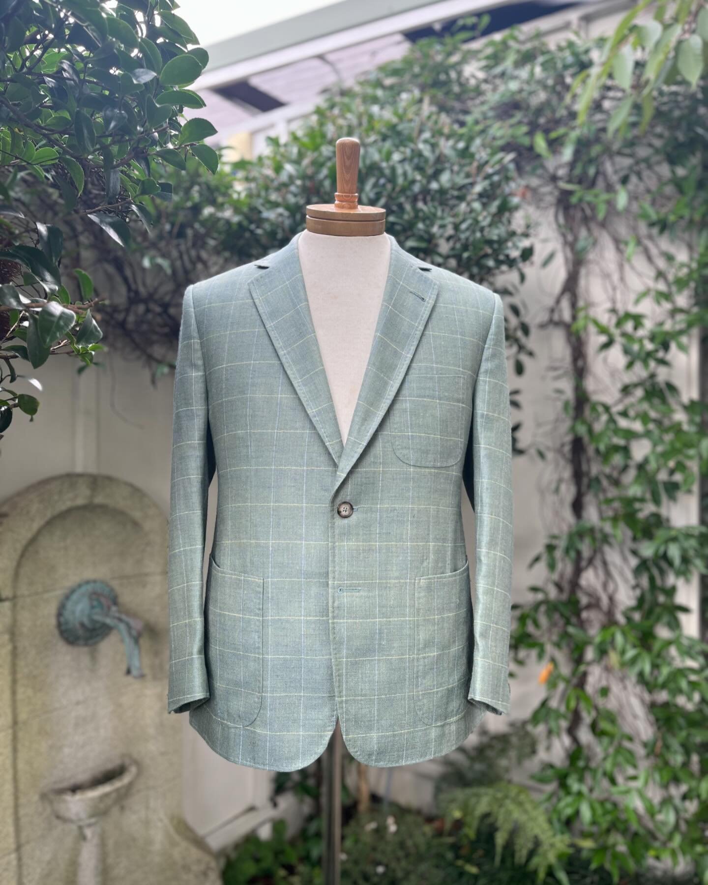 Timeless Classic - windowpane check. I can imagine so many ways to accessorise this.

@standeven1885 silk wool linen.

#bespoke #nzmade #bespoketailor #tailoring #bespoketailoring #tailor #menswear #fashion #nzgroom #nzwedding #nzbrideandgroomshow