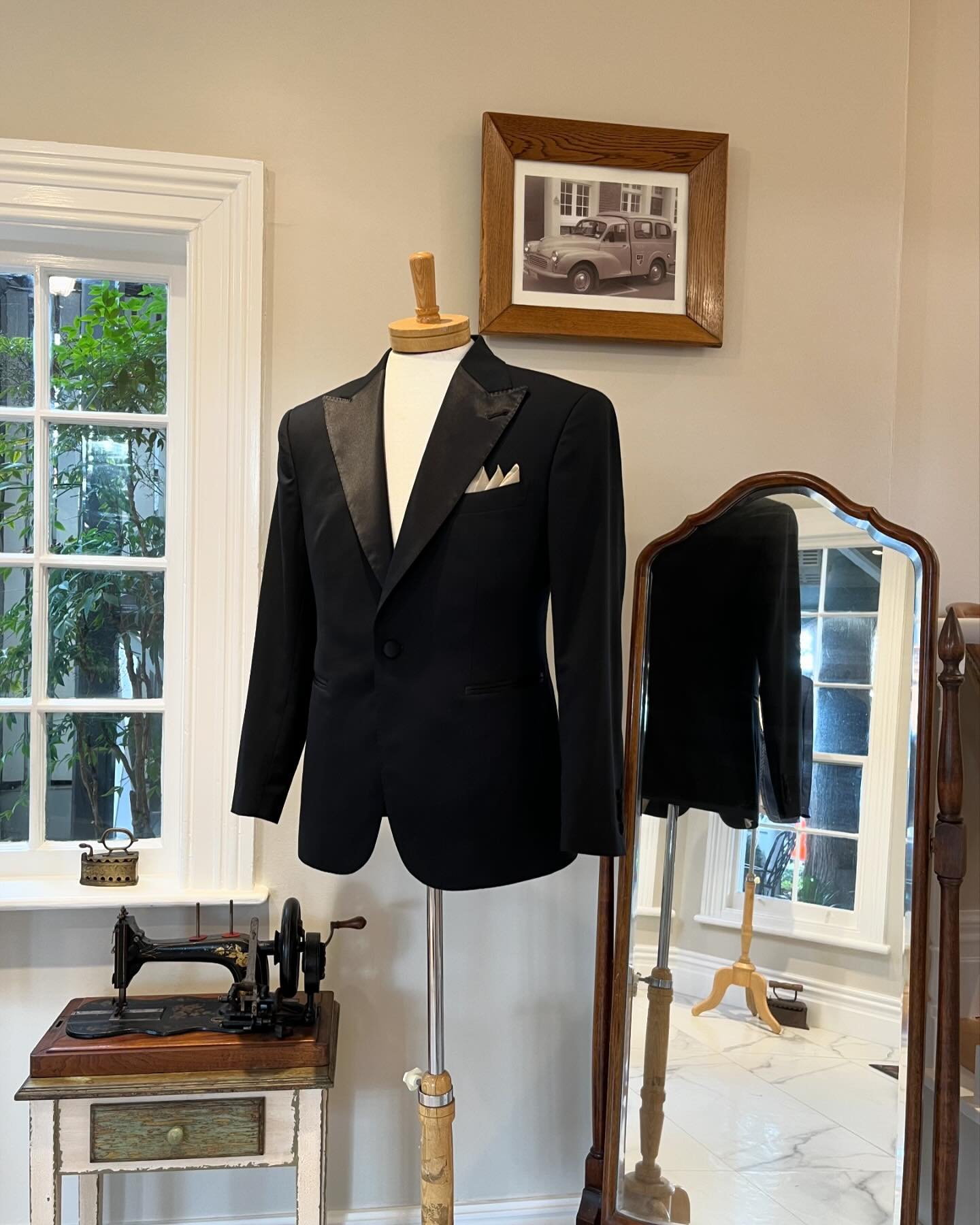 This is one foxy dinner suit. 

#bespoke #bespoketailor #nzmade #bespoketailoring #tailoring #workshop #fashion #menswear #dinnersuit #mensfashion #suit
